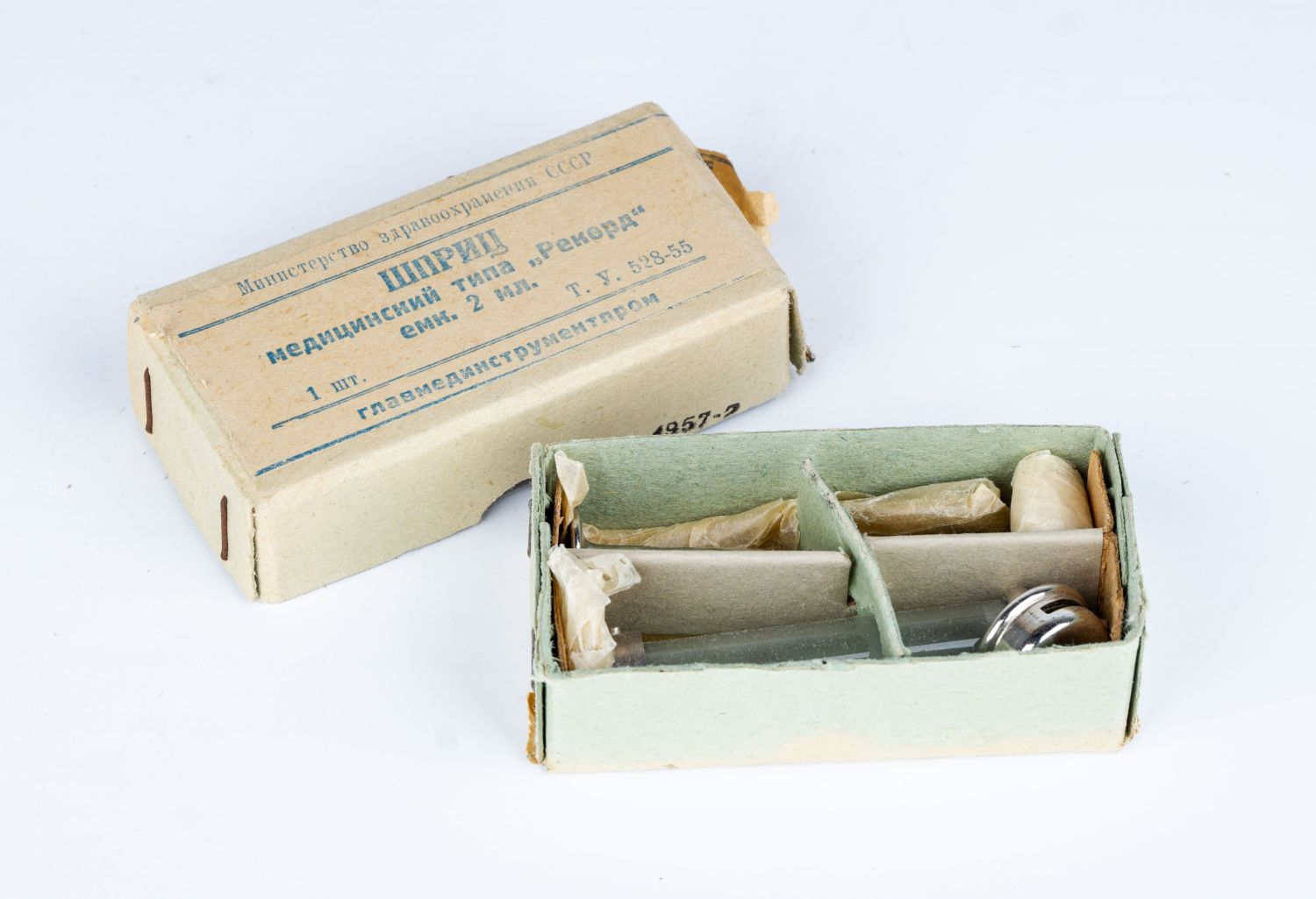 Медицинский саквояж с коробками желатиновых капсул, шприцов медицинских типа «Реорд», спиртовка. СССР, 1950-е годы.<br>