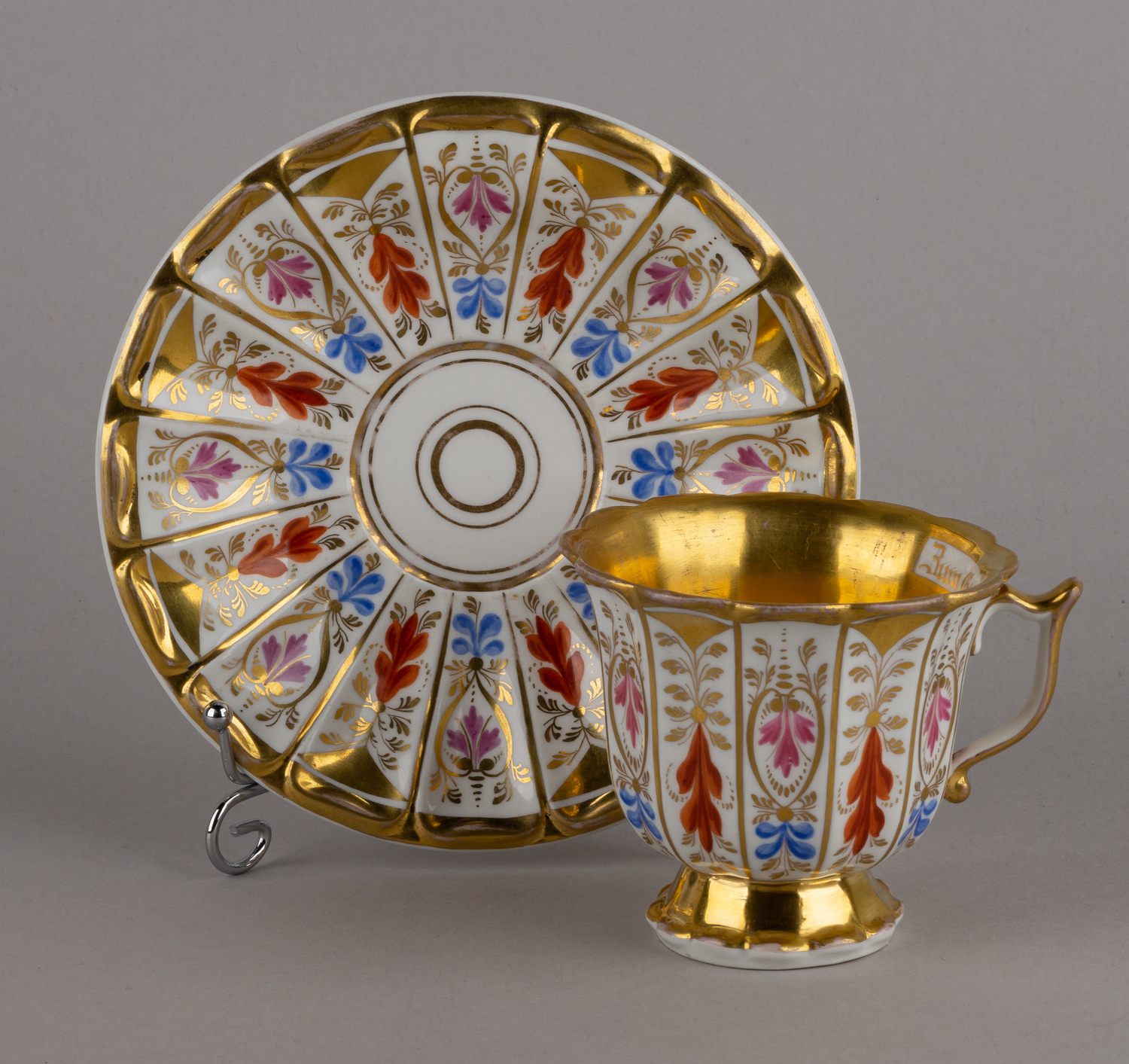 (КPМ) Чашка с блюдцем  «В день рождения». <br>Германия, Берлинская Королевская мануфактура (KPM Berlin), около 1837-го года.