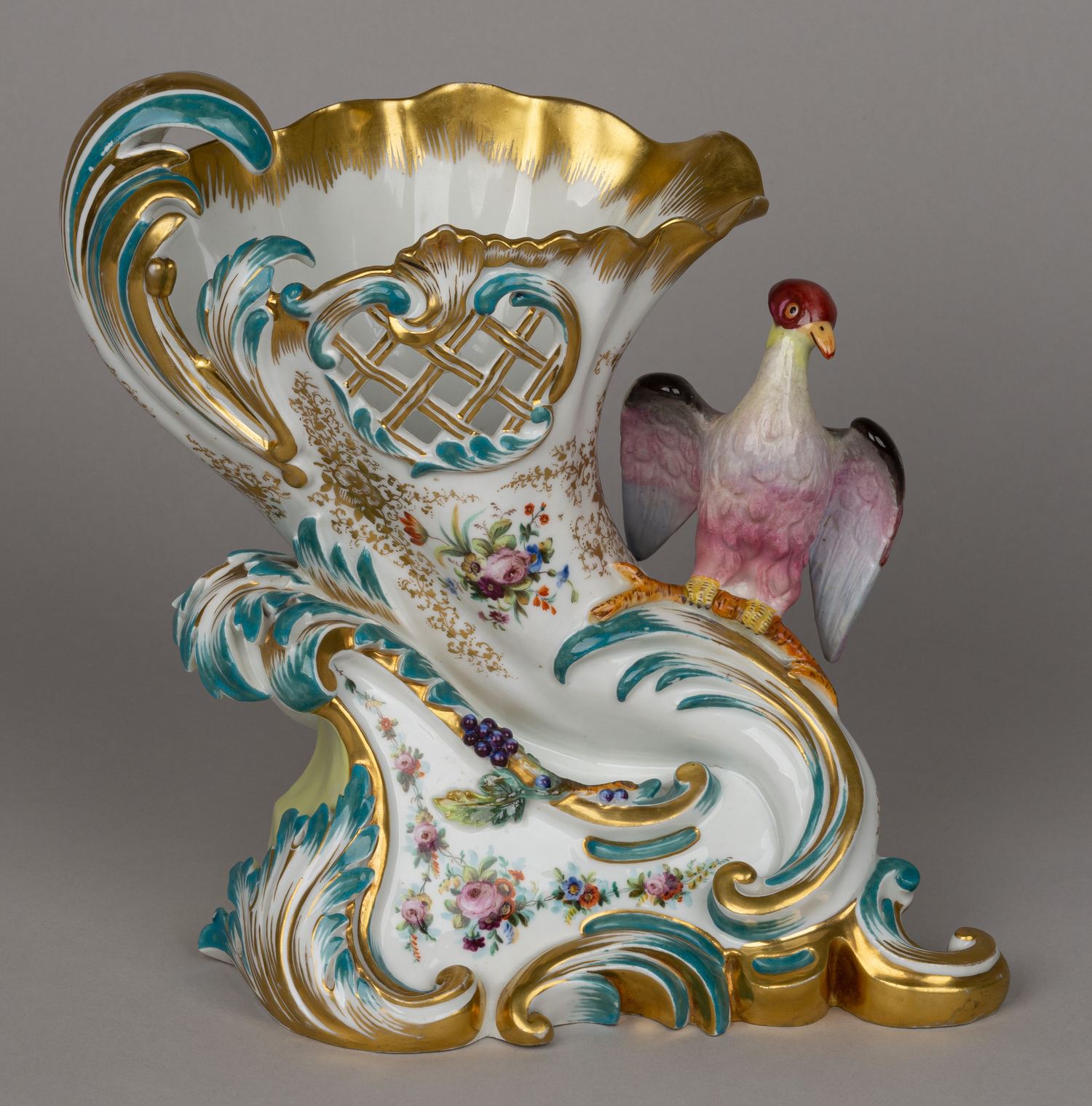 (ИФЗ) Ваза для цветов в виде рога изобилия со скульптурой птицы. <br>Россия, Императорский фарфоровый завод, 1840-е годы.
