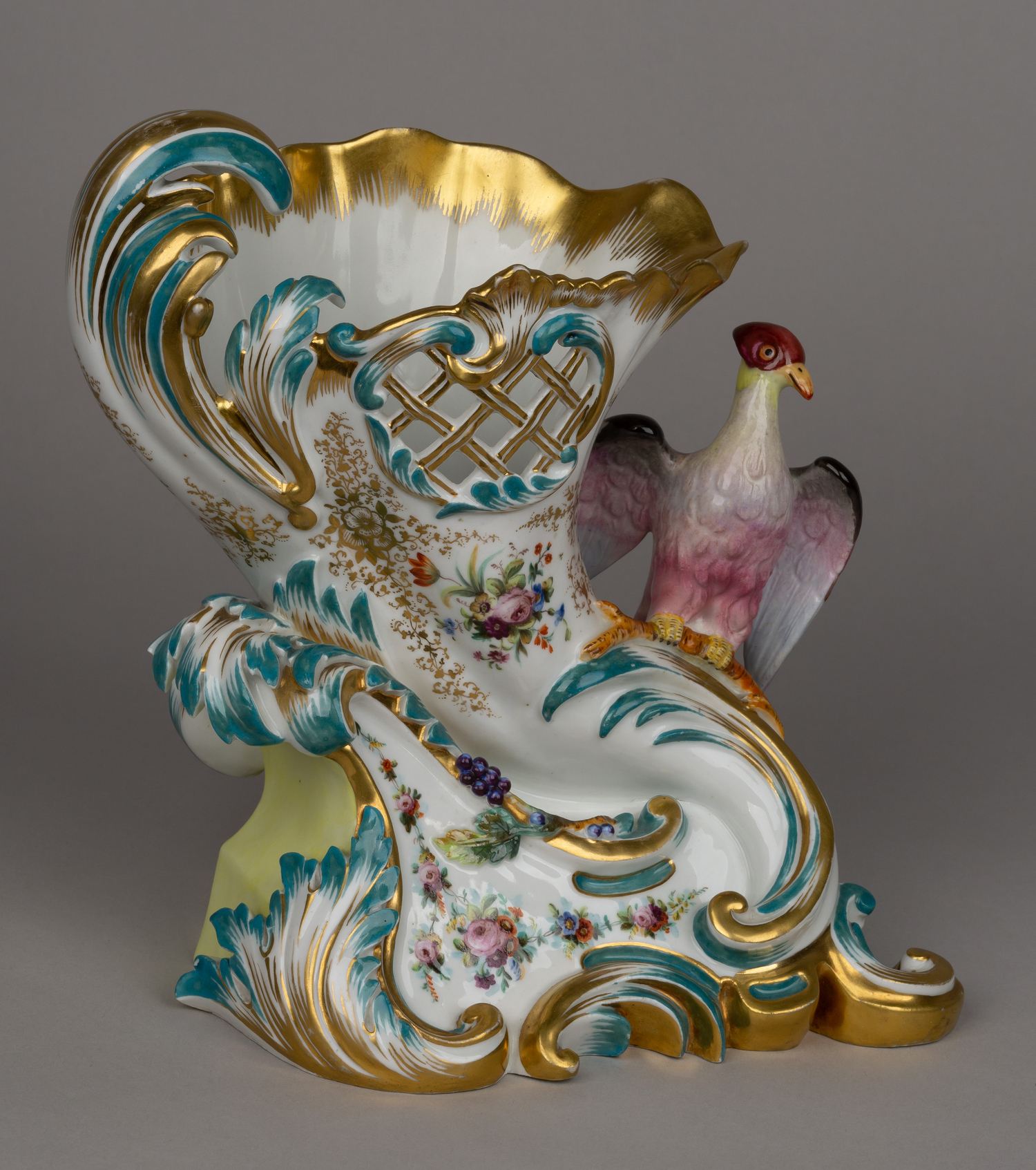(ИФЗ) Ваза для цветов в виде рога изобилия со скульптурой птицы. <br>Россия, Императорский фарфоровый завод, 1840-е годы.