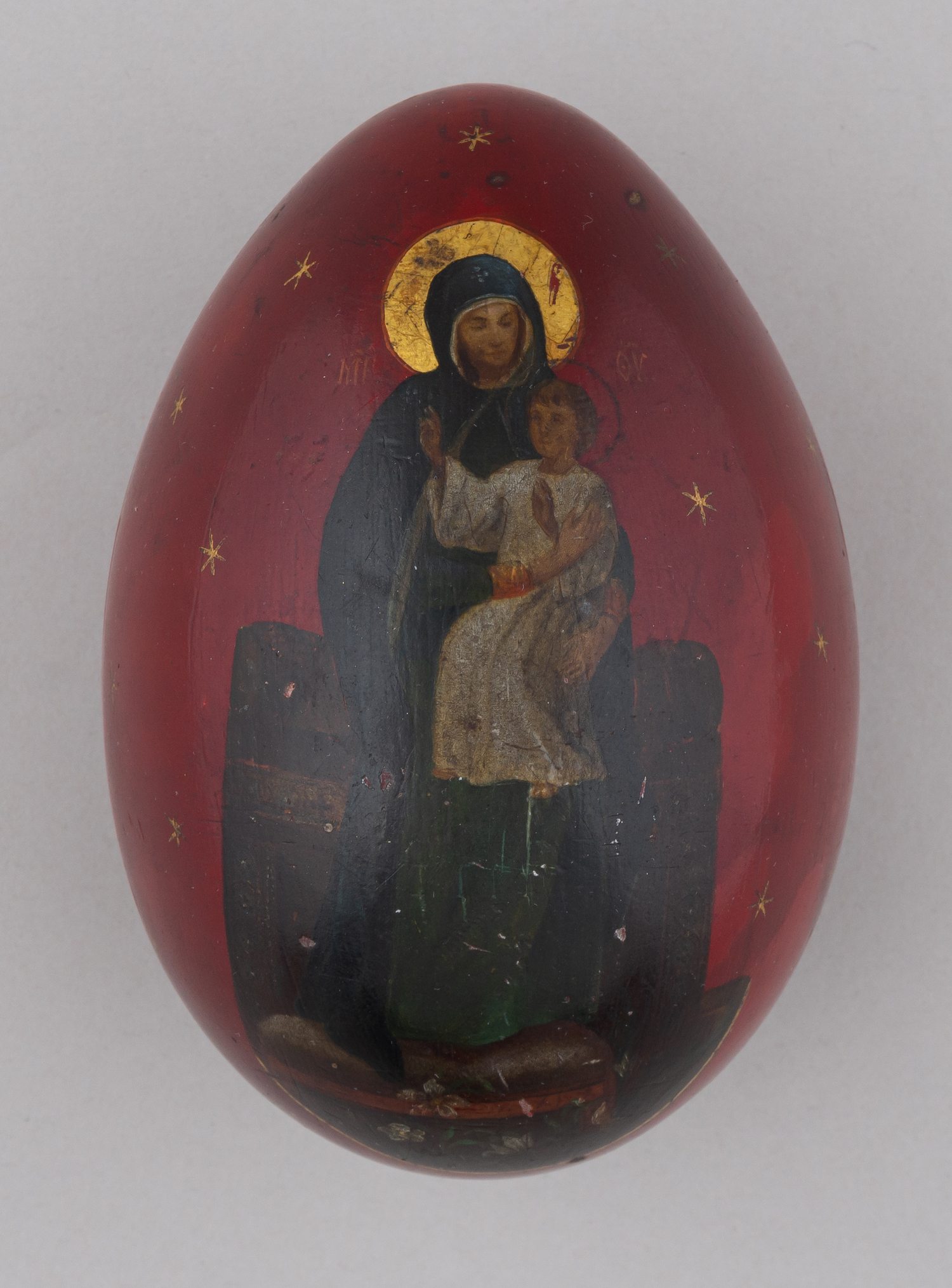(Пасхальные дары. Лукутин) Пасхальное яйцо с изображением храмов московского Кремля и образом Богородицы.