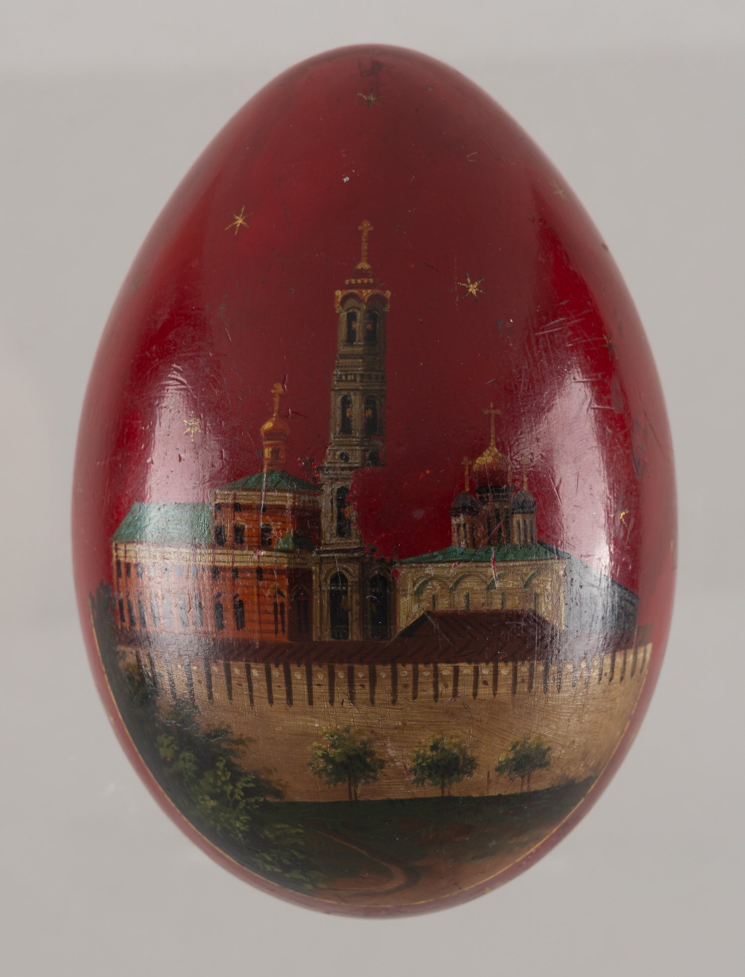 (Пасхальные дары. Лукутин) Пасхальное яйцо с изображением храмов московского Кремля и образом Богородицы.