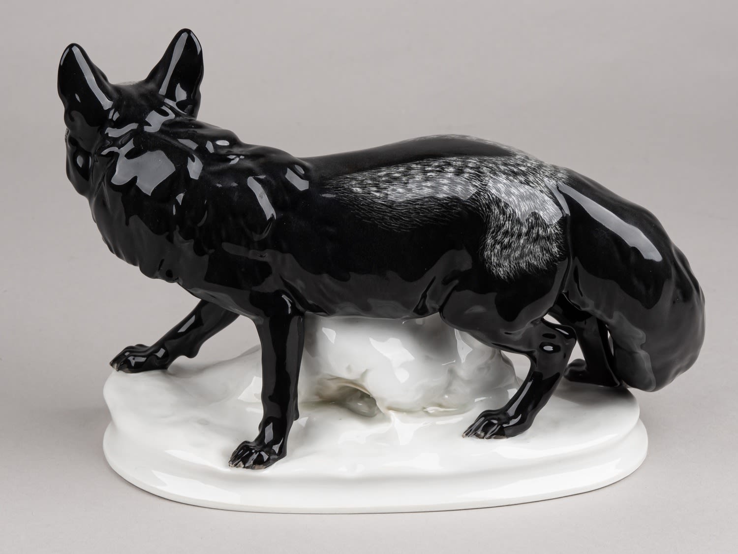 (Мейсен) Скульптура «Чернобурая лиса». Германия, Мейсенская фарфоровая мануфактура, автор модели Эрик Хёзель, середина XX века.