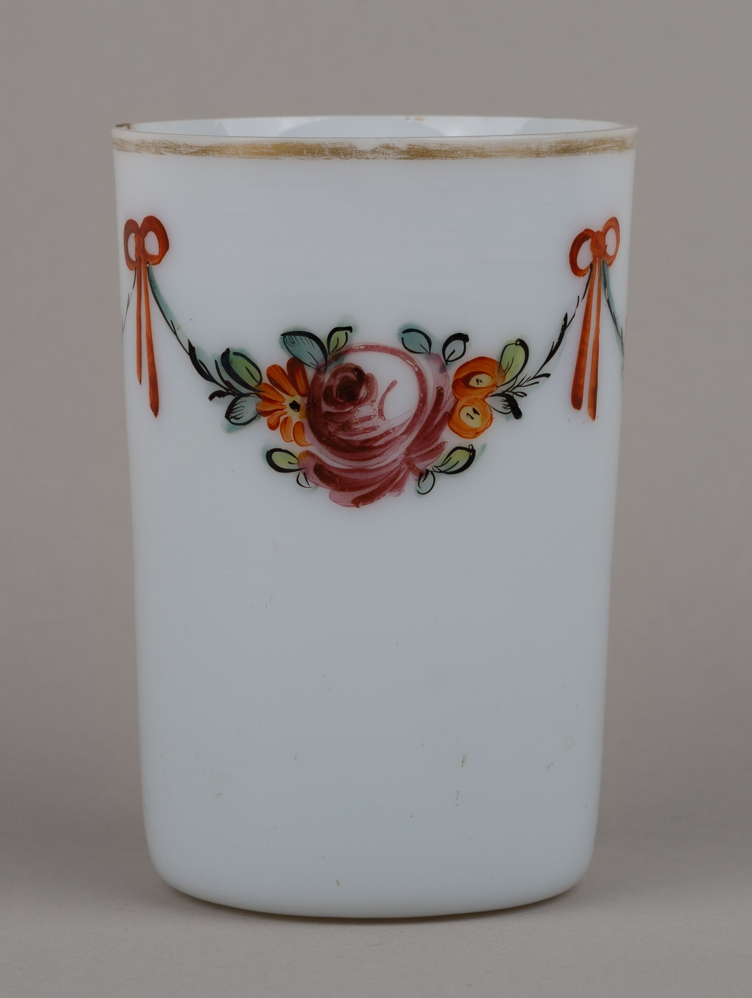 Стакан молочного стекла с изображением розы и цветочной гирлянды. Россия, 1780-1790-е годы.