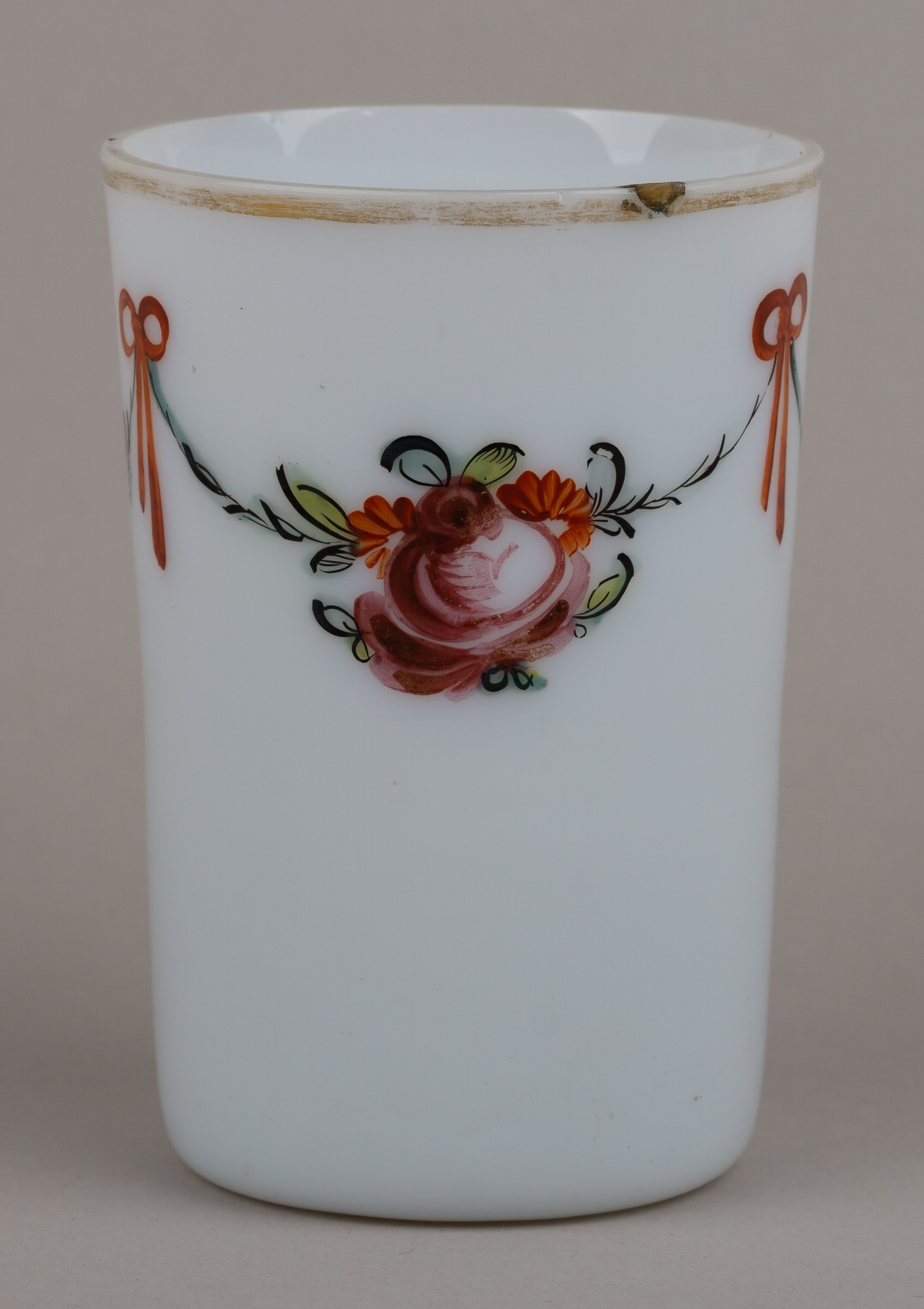 Стакан молочного стекла с изображением розы и цветочной гирлянды. Россия, 1780-1790-е годы.