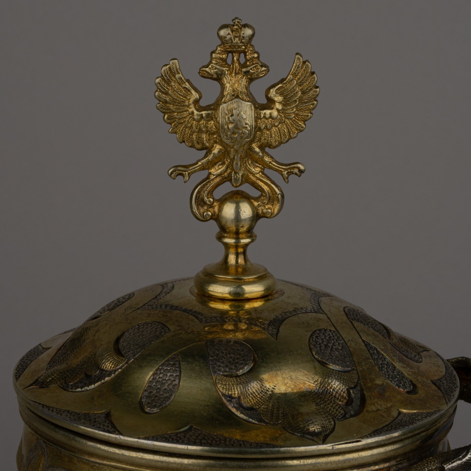 Кружка с крышкой с хватком в виде герба.<br>Россия, Санкт-Петербург,  мастер Карл Сиверс, 1856.