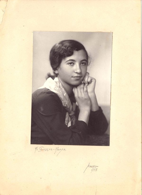 Свищев-Паола Н.И. 2 фотопортрета девушки. 1938.