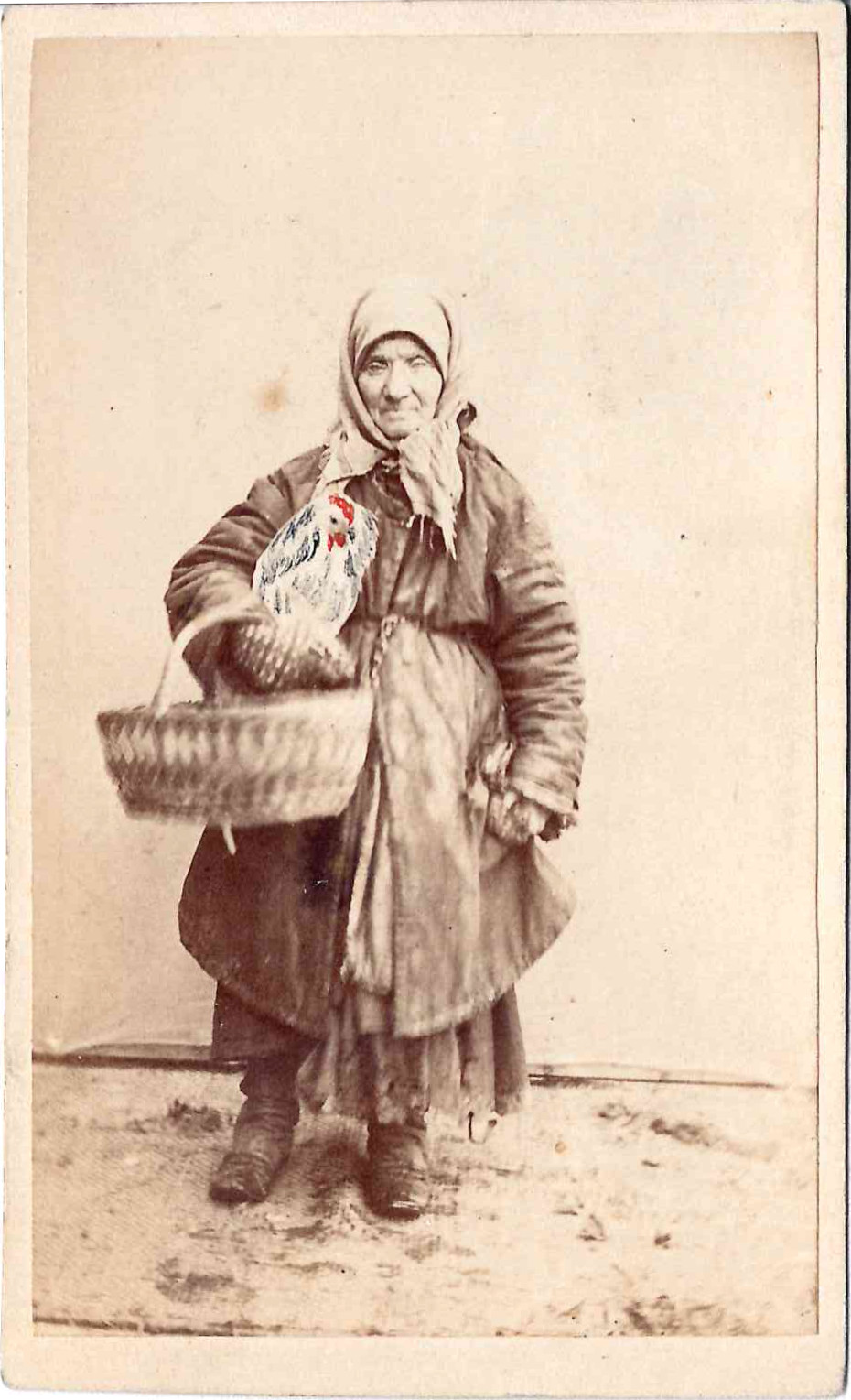 Фотография (формата «визитка») «Старуха с курицей». 1870-е - 1890-е годы.