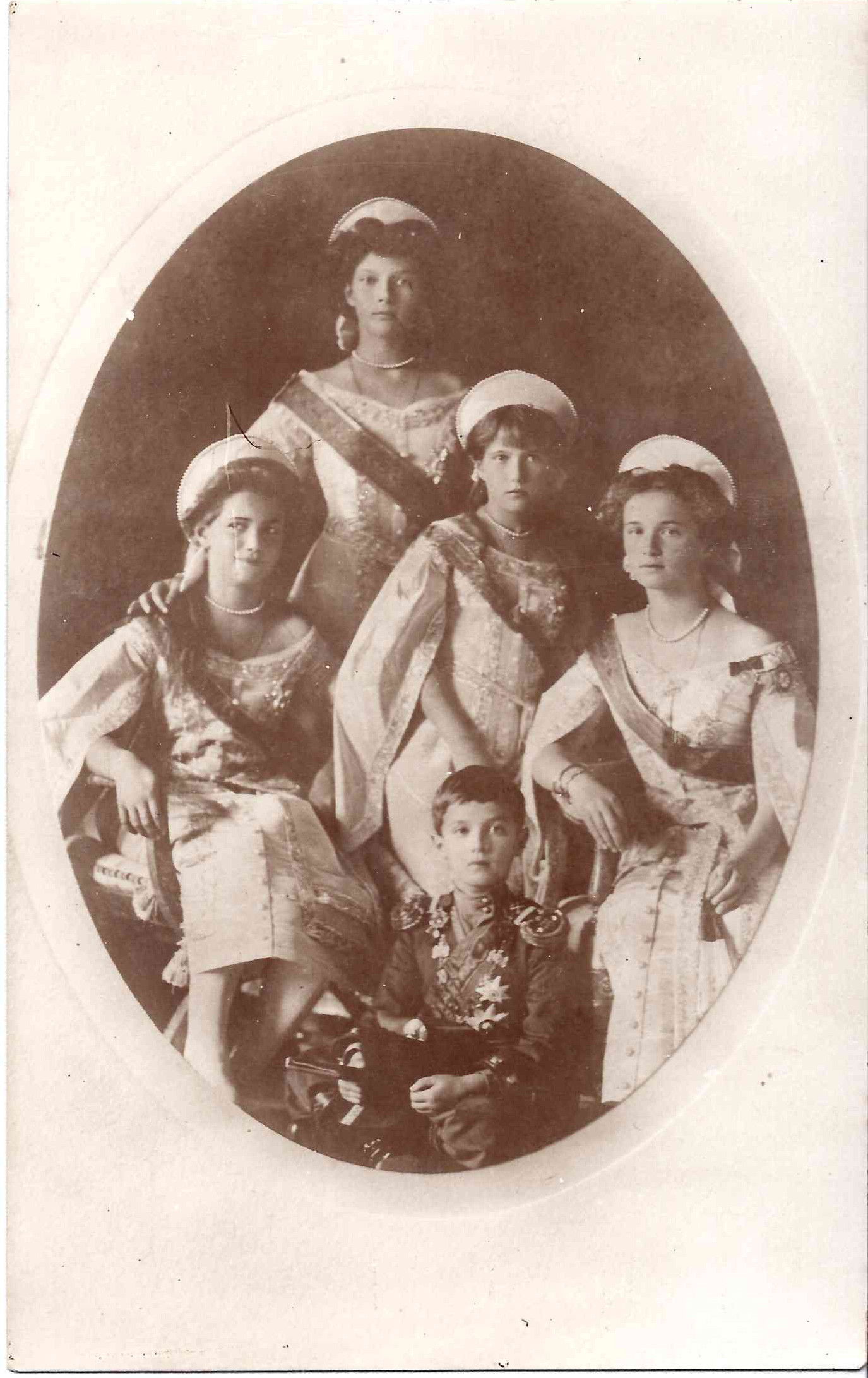 Фотооткрытка «Дети императора Николая II». Франция, 1920-е - 1930-е годы.