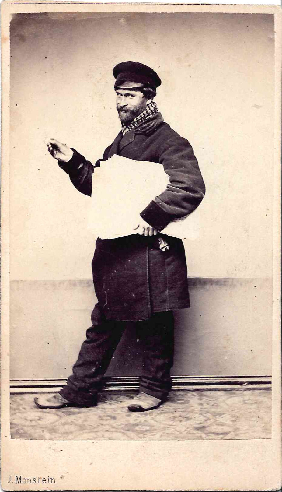 Монштейн И.А. Фотография (формат «визитка») «Типы Петербурга. Продавец газет». Конец 1860-х - начало 1870-х годов.