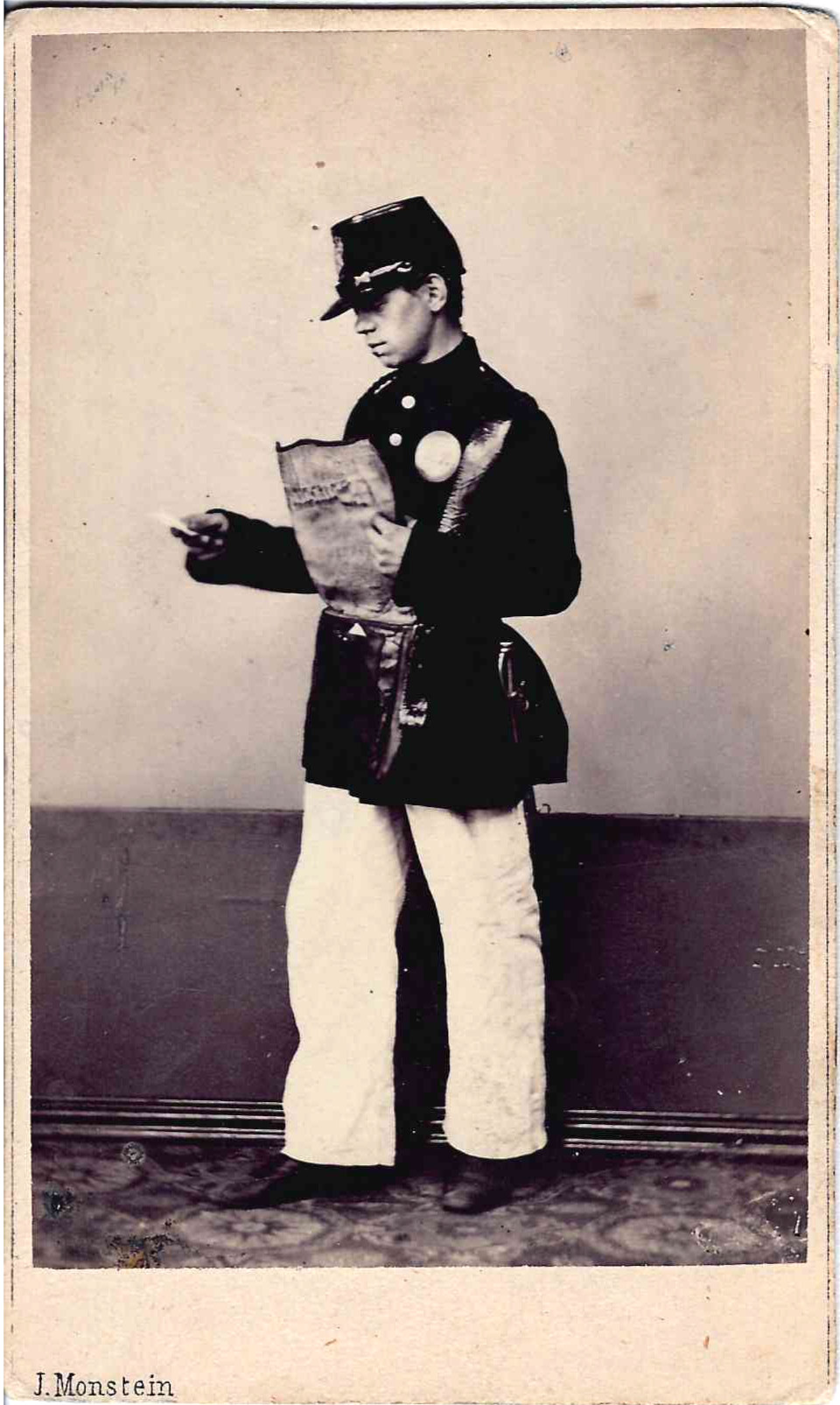 Монштейн И.А. Фотография (формат «визитка») «Типы Петербурга. Почтальон». Конец 1860-х - начало 1870-х годов.