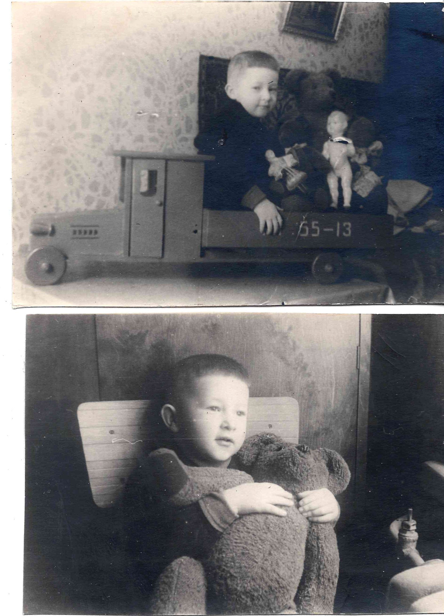 2 фотографии «Мальчик с игрушками». 1950-е годы.