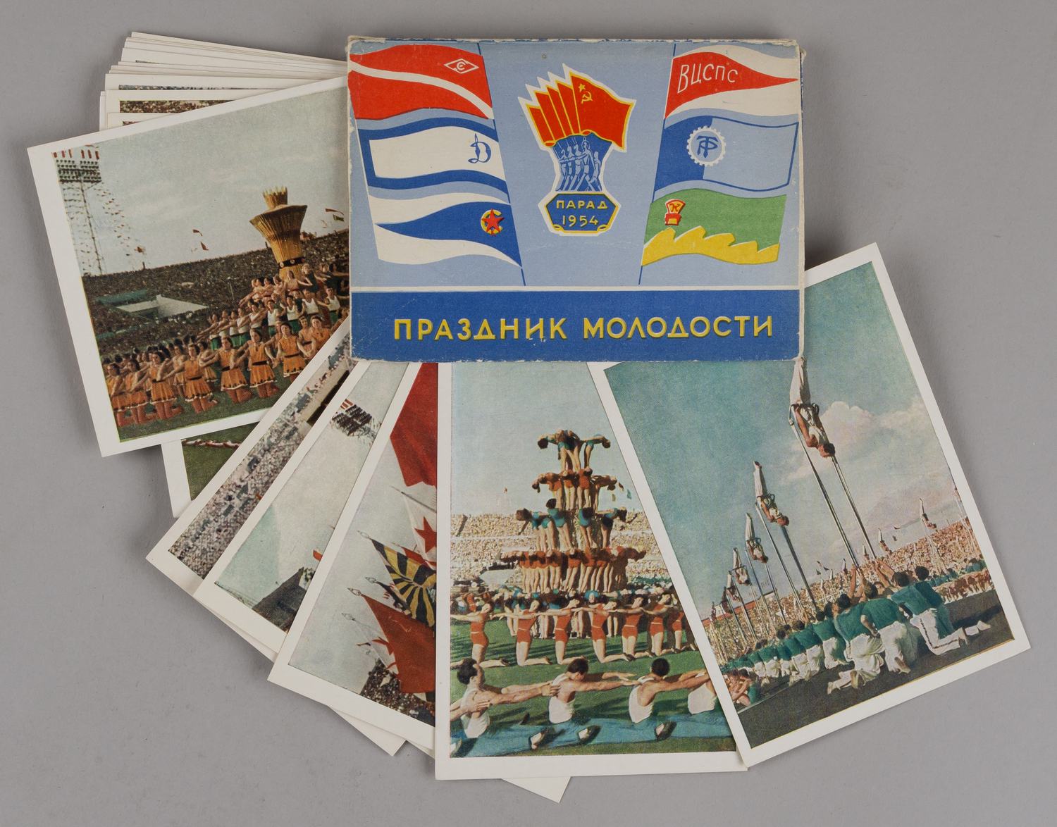 Комплект (28 открыток) «Праздник молодости. Всесоюзный День физкультурника. Парад 1954 года».  М.: ИЗОГИЗ, 1955. В издательской папке.