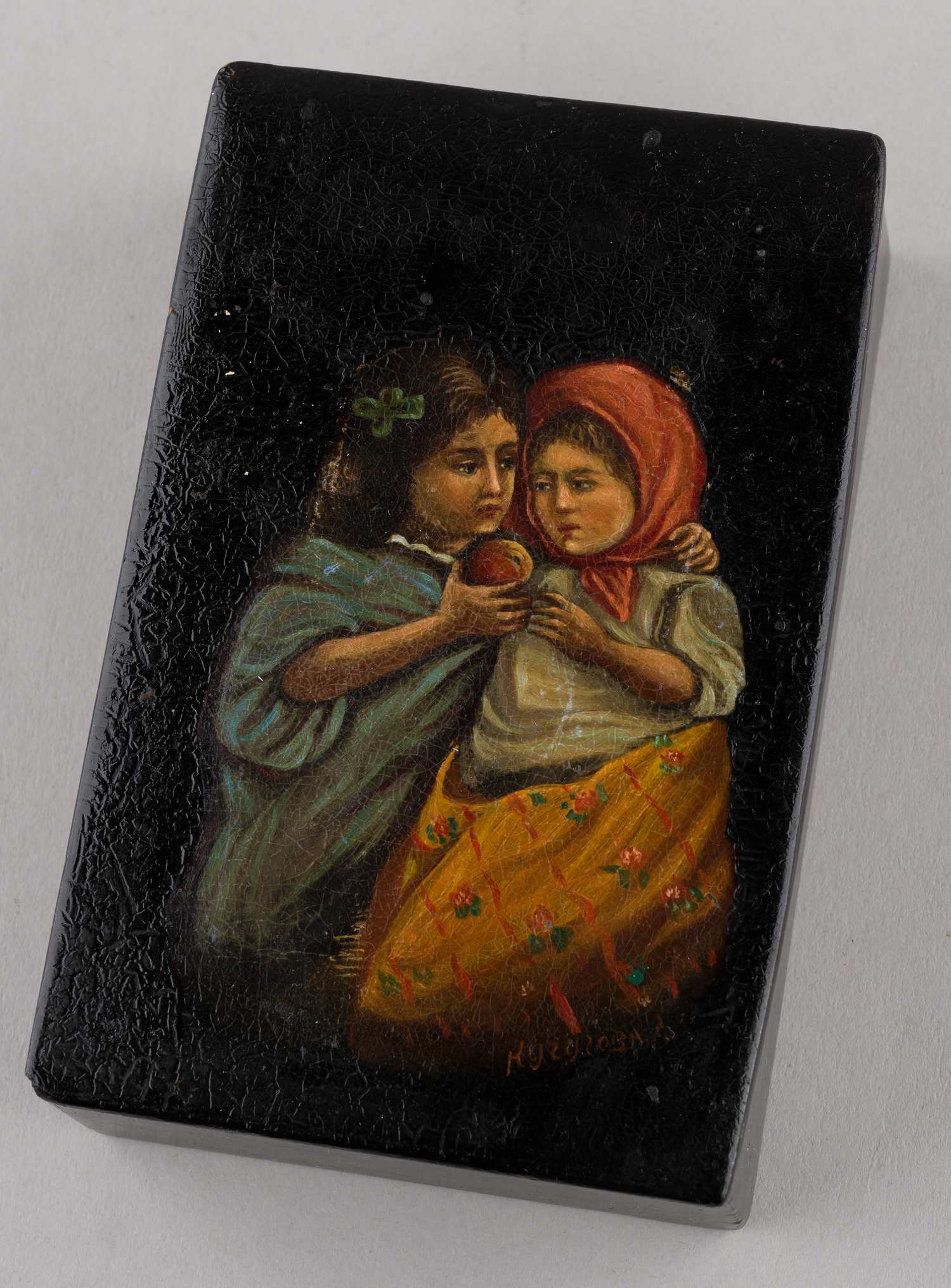 Шкатулка «Две девочки с яблоком».  <br> Федоскино. Художник Кучугова Глафина Николаевна, 1930-е годы.