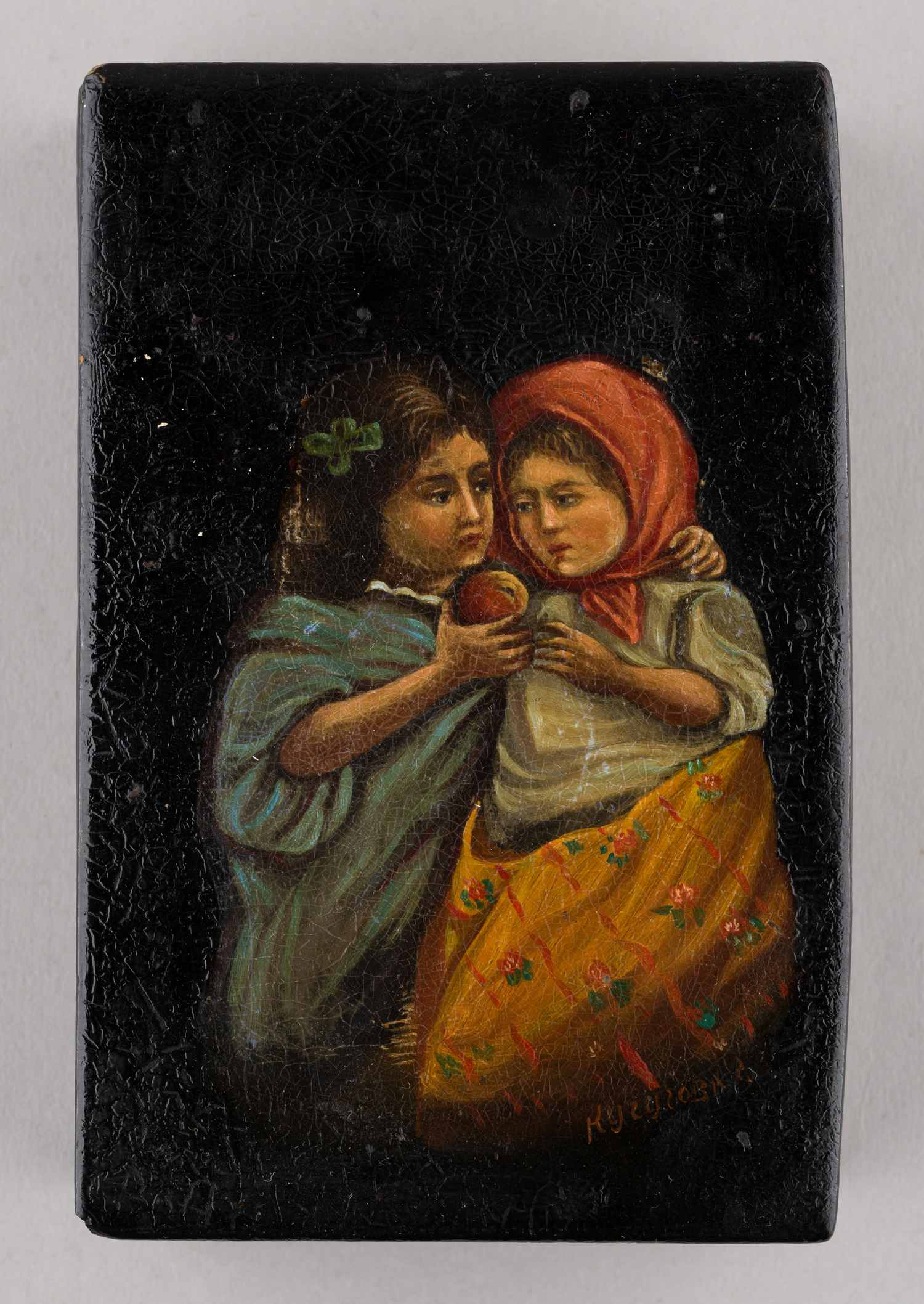 Шкатулка «Две девочки с яблоком».  <br> Федоскино. Художник Кучугова Глафина Николаевна, 1930-е годы.