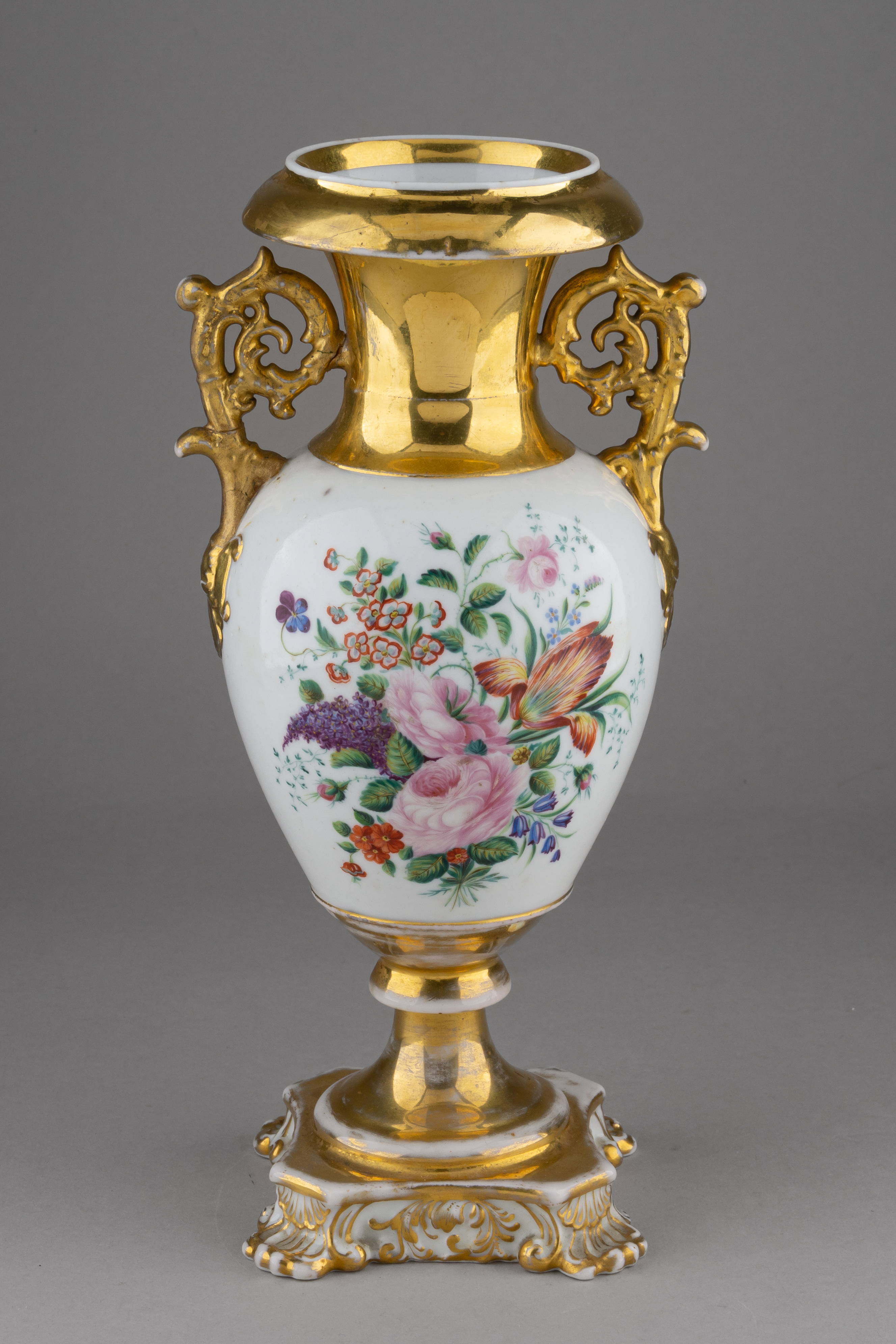 Ваза с изображением цветочных композиций.
Россия, Санкт-Петербург, Завод братьев Корниловых предположительно, 1840-е годы.