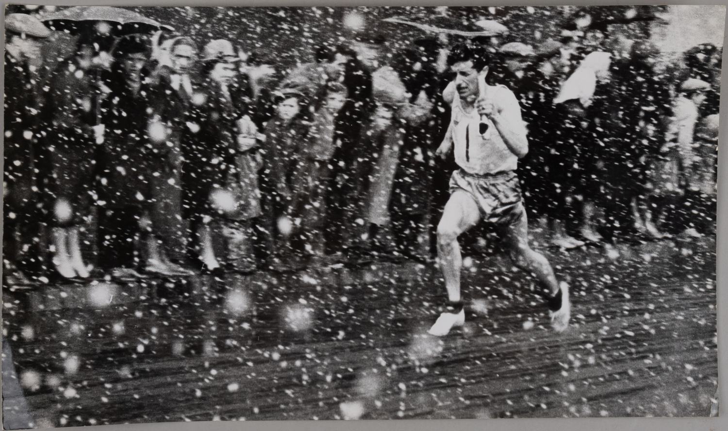 Шандрин В.С. Фотография «Погода спорту не помеха». 1970.