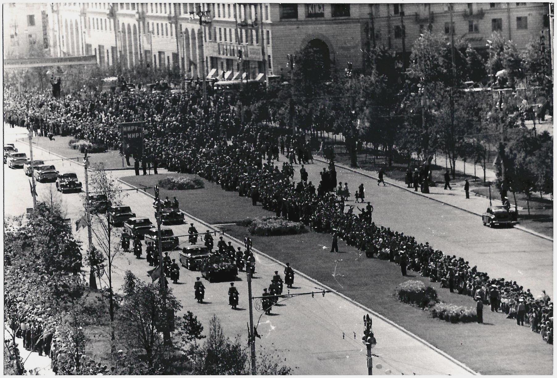 2 фотографии встречи Юрия Алексеевича Гагарина в Москве 14 апреля 1961 года.