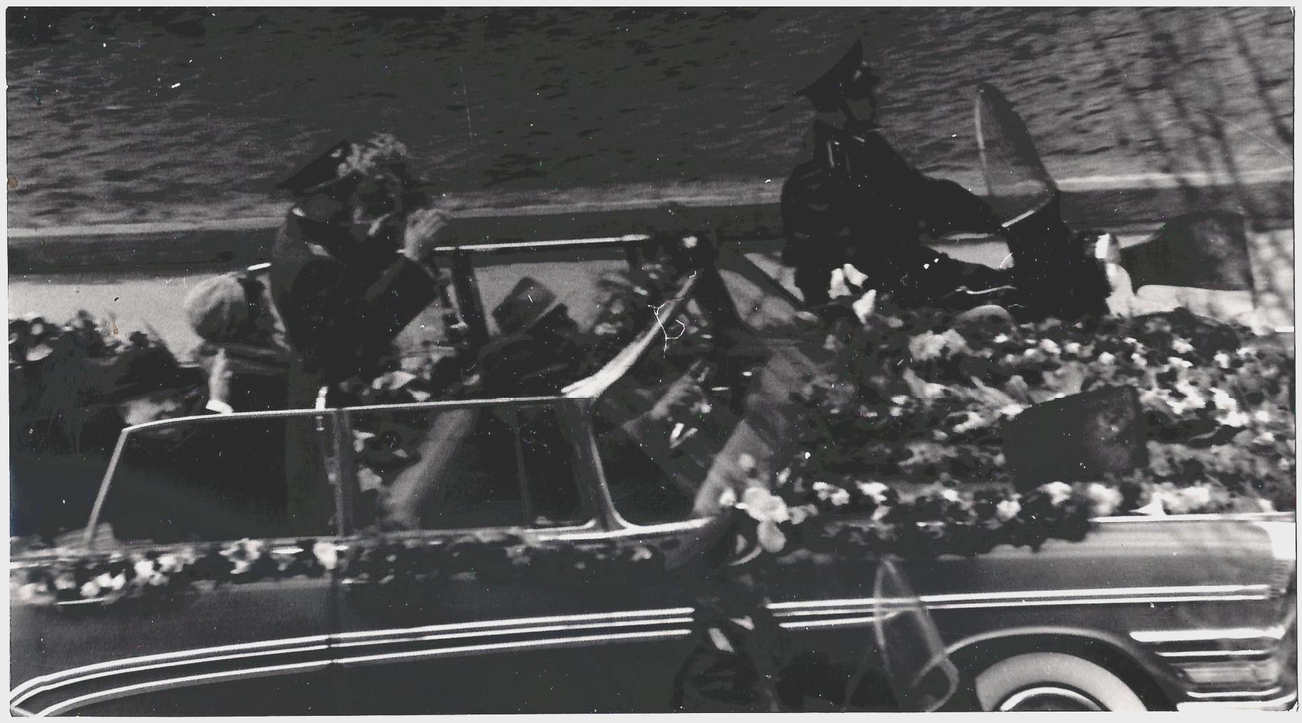 2 фотографии встречи Юрия Алексеевича Гагарина в Москве 14 апреля 1961 года.