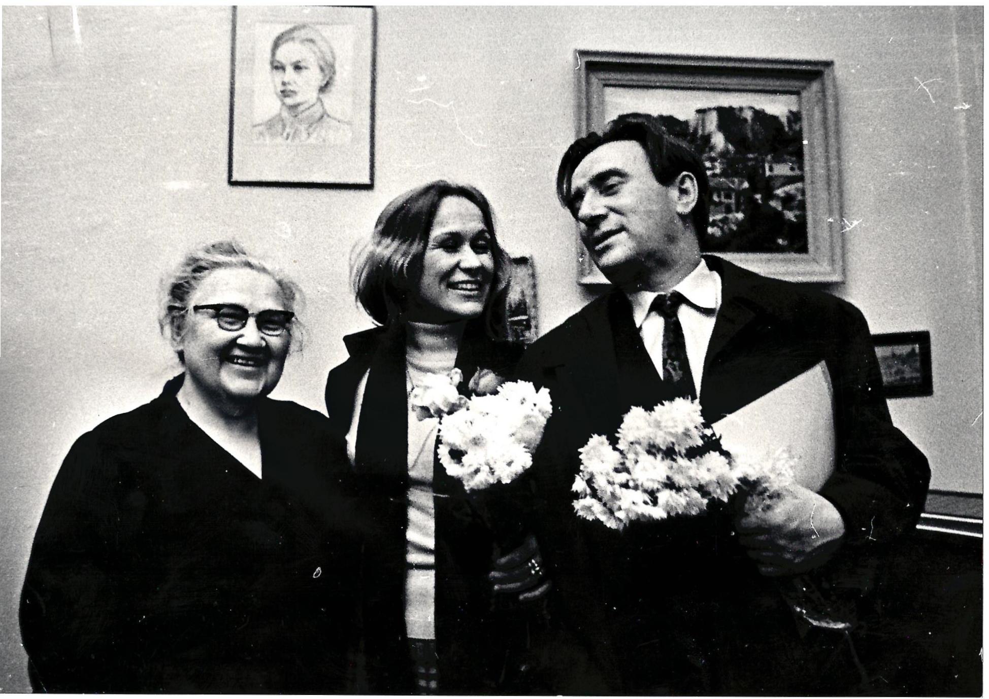 Фотография «Майя Григорьевна Булгакова, Егор Александрович Исаев и Надежда Михайловна Парфёнова в редакции «Учительской газеты». 1970-е годы.