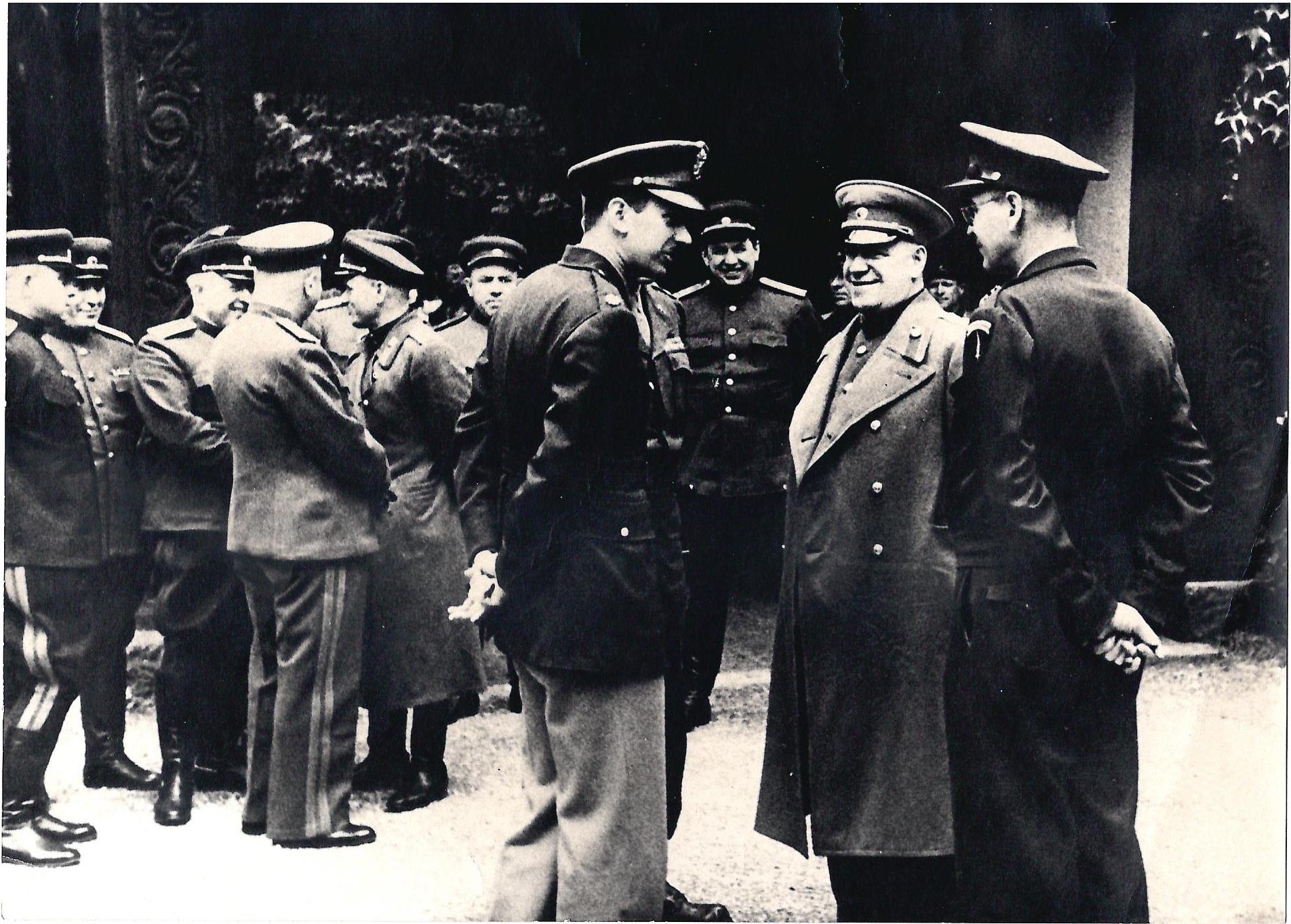 Фотографии «Георгий Константинович Жуков, Сергей Никифорович Круглов, другие высшие советские офицеры беседуют с представителями союзных армий», «Сергей Никифорович Круглов у автомобиля ЗИС-110». 1940-е годы.