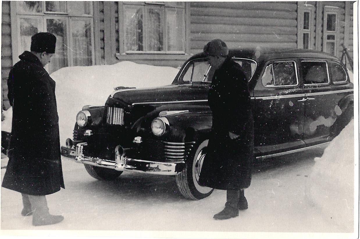 Фотографии «Георгий Константинович Жуков, Сергей Никифорович Круглов, другие высшие советские офицеры беседуют с представителями союзных армий», «Сергей Никифорович Круглов у автомобиля ЗИС-110». 1940-е годы.