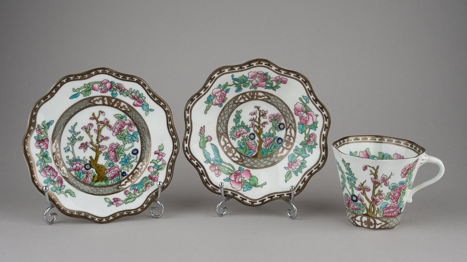 (Англия, Coalport ) Чашка с блюдцем и десертной тарелкой «Индийское дерево». Англия, Coalport , 1920-1930-е годы.