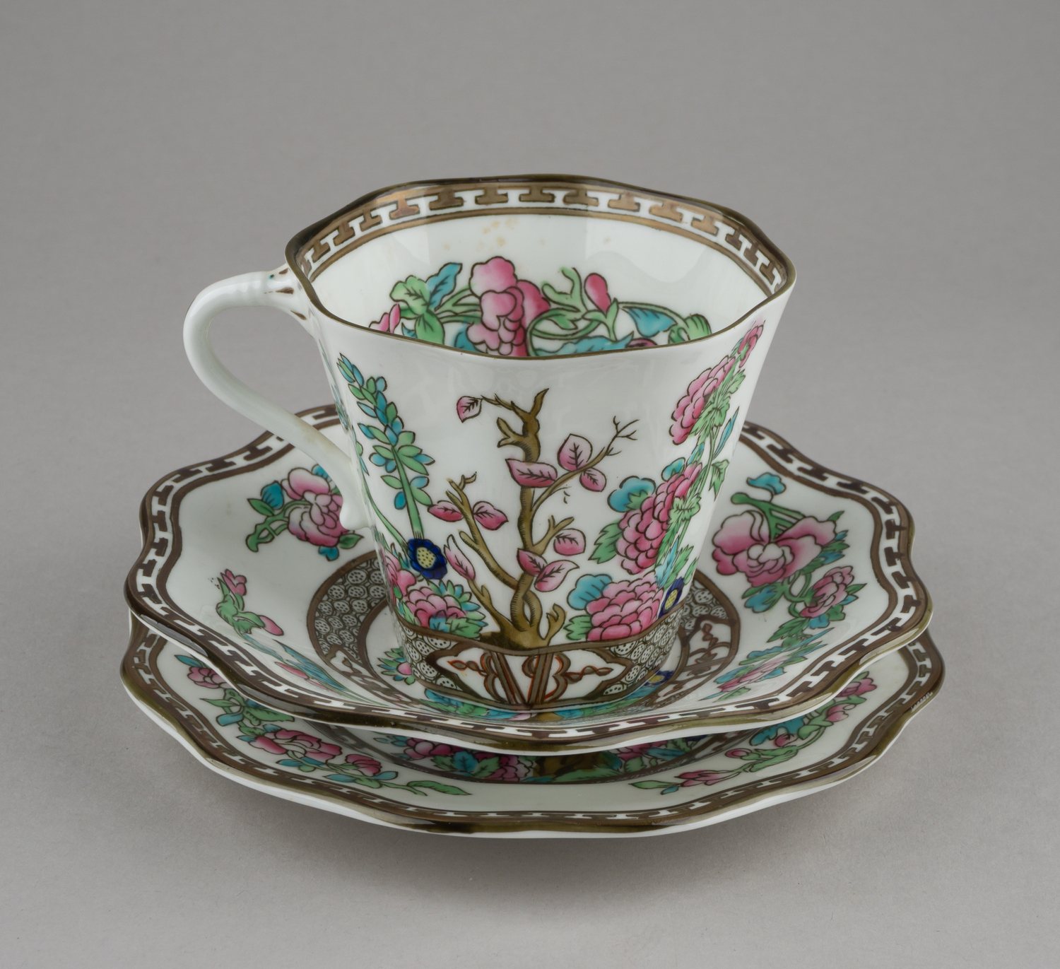 (Англия, Coalport ) Чашка с блюдцем и десертной тарелкой «Индийское дерево». Англия, Coalport , 1920-1930-е годы.