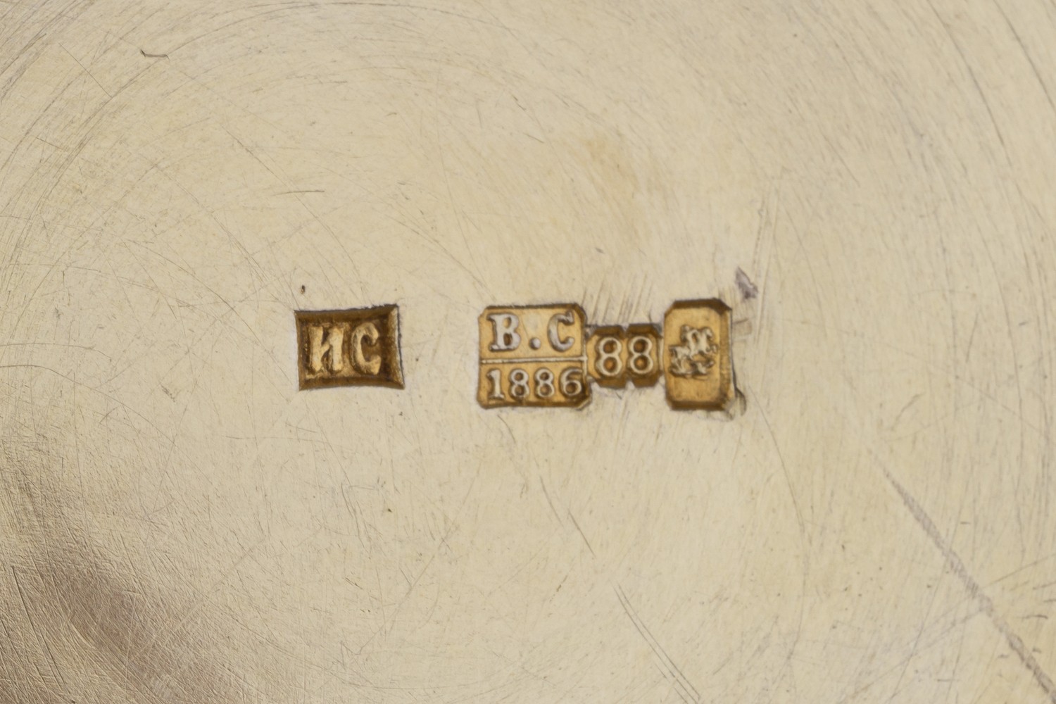 Подстаканник с эмалью по скани и вензелем. <br>Россия, Москва, мастер – Салтыков И.Д.,1886 год.