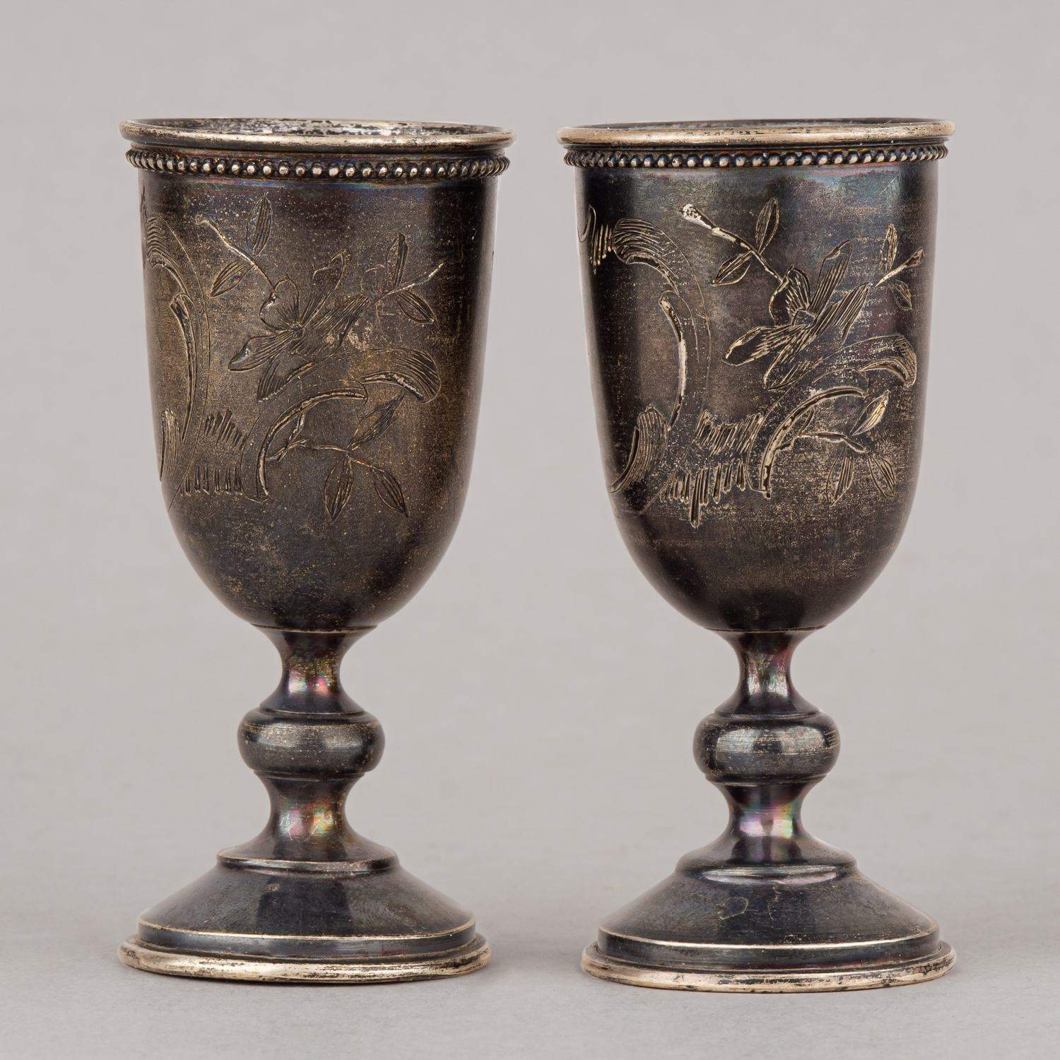 (Из собрания советской оперной певицы Антоновой Елизаветы) Две рюмки с изображением цветов и картушей. Россия, Москва, мастер – Флинк В.И, 1899–1908 годы.