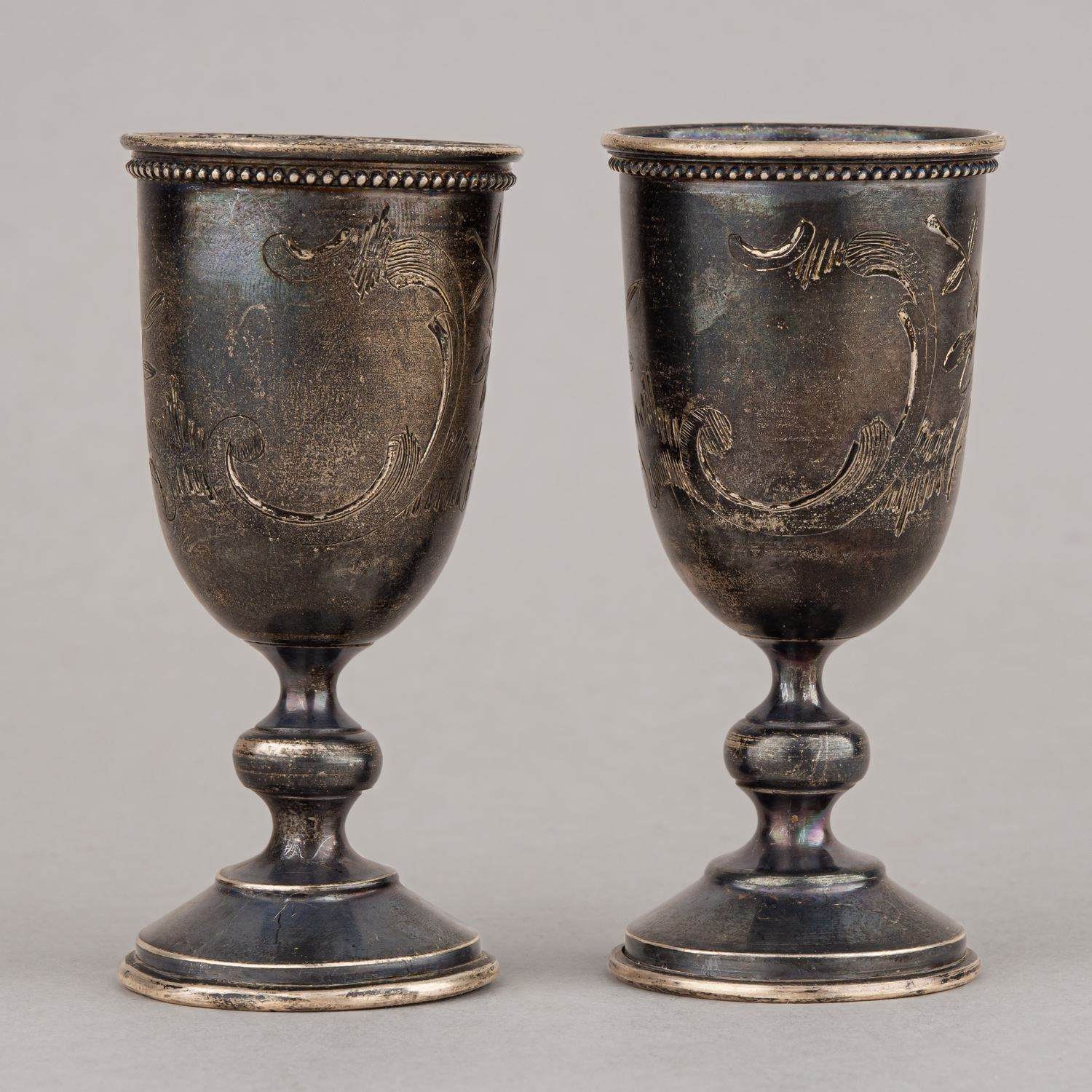 (Из собрания советской оперной певицы Антоновой Елизаветы) Две рюмки с изображением цветов и картушей. Россия, Москва, мастер – Флинк В.И, 1899–1908 годы.