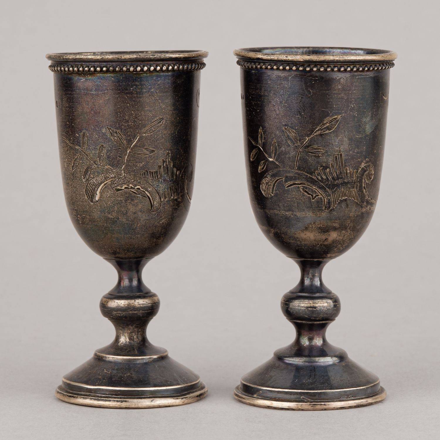 (Из собрания советской оперной певицы Антоновой Елизаветы) Две рюмки с изображением цветов и картушей. Россия, Москва, мастер – Флинк В.И, 1899–1908 годы.