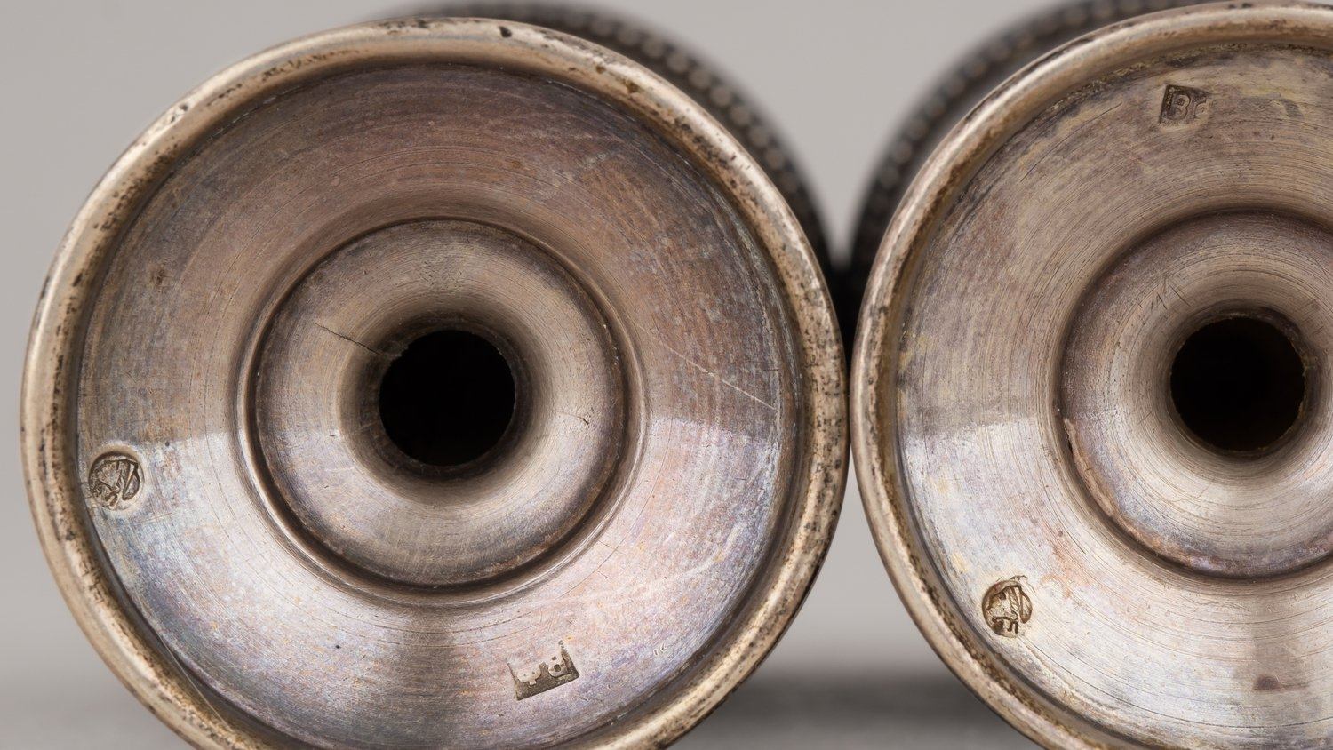 (Из собрания советской оперной певицы Антоновой Елизаветы) Две рюмки с изображением цветов и картушей. Россия, Москва, мастер – Флинк В.И, 1899–1908 годы.