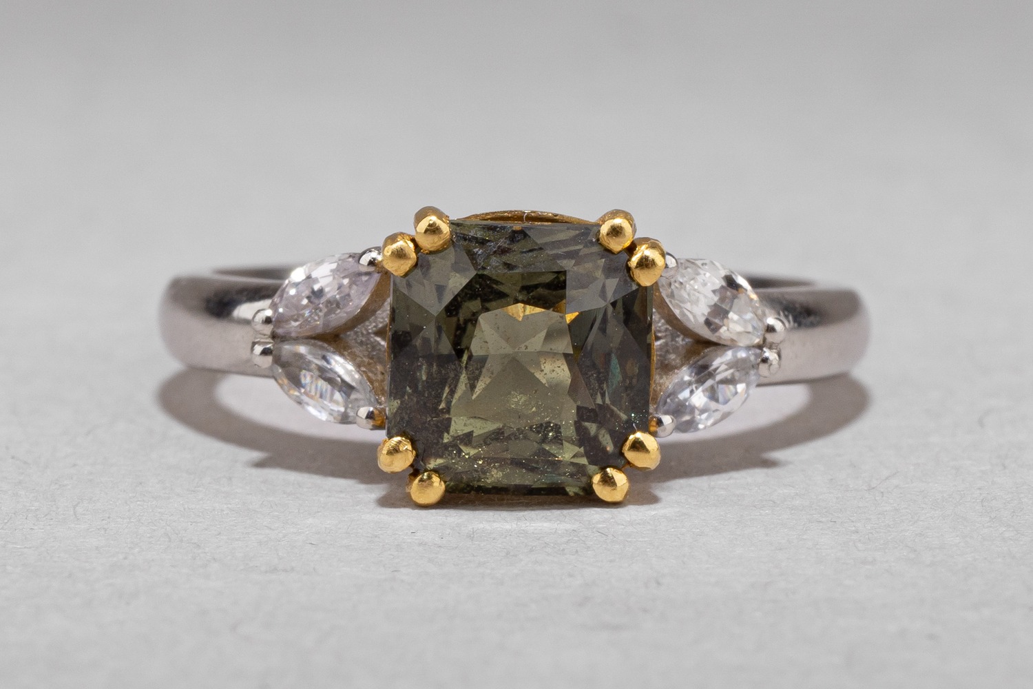 (High Jewellery) Кольцо с сапфиром.<br>Россия, Москва, Ювелирная студия Tapakoff Jewelry. 2024.