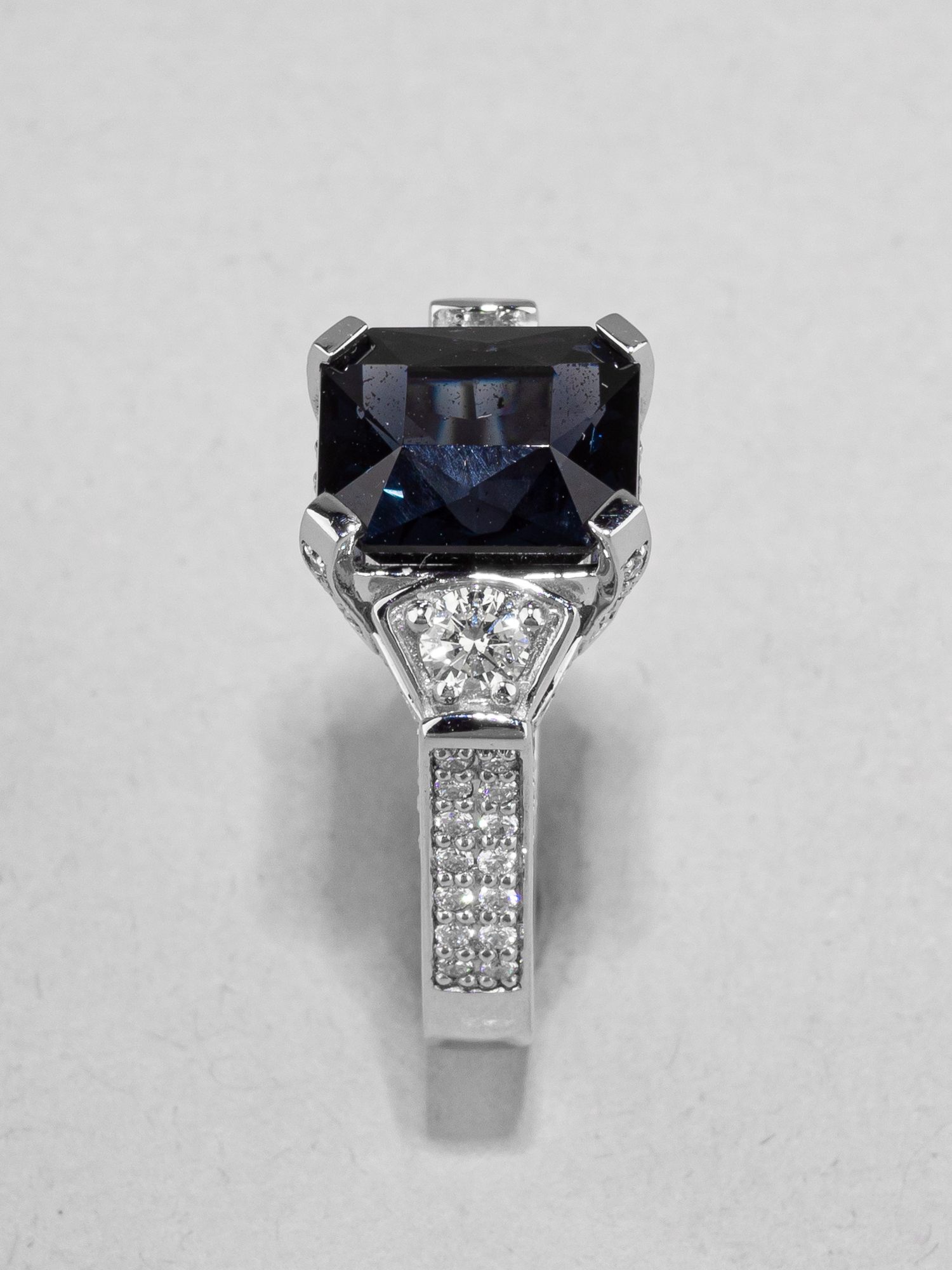 (High Jewellery) Кольцо со шпинелью.<br>Россия, Москва, Ювелирная студия Tapakoff Jewelry. 2024.