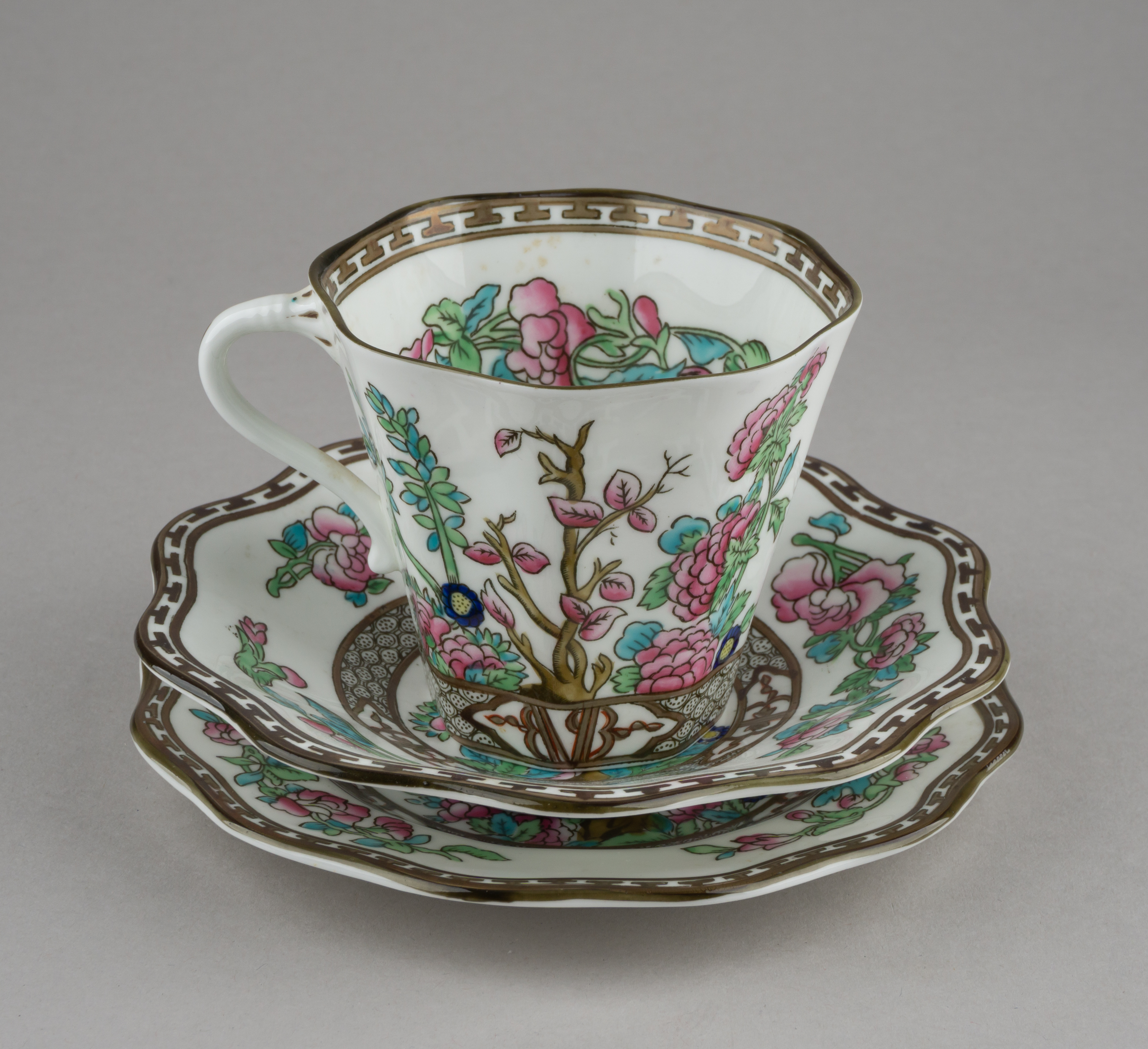 (Англия, Coalport) Чашка с блюдцем и десертной тарелкой «Индийское дерево». Англия, Coalport , 1920-1930-е годы.