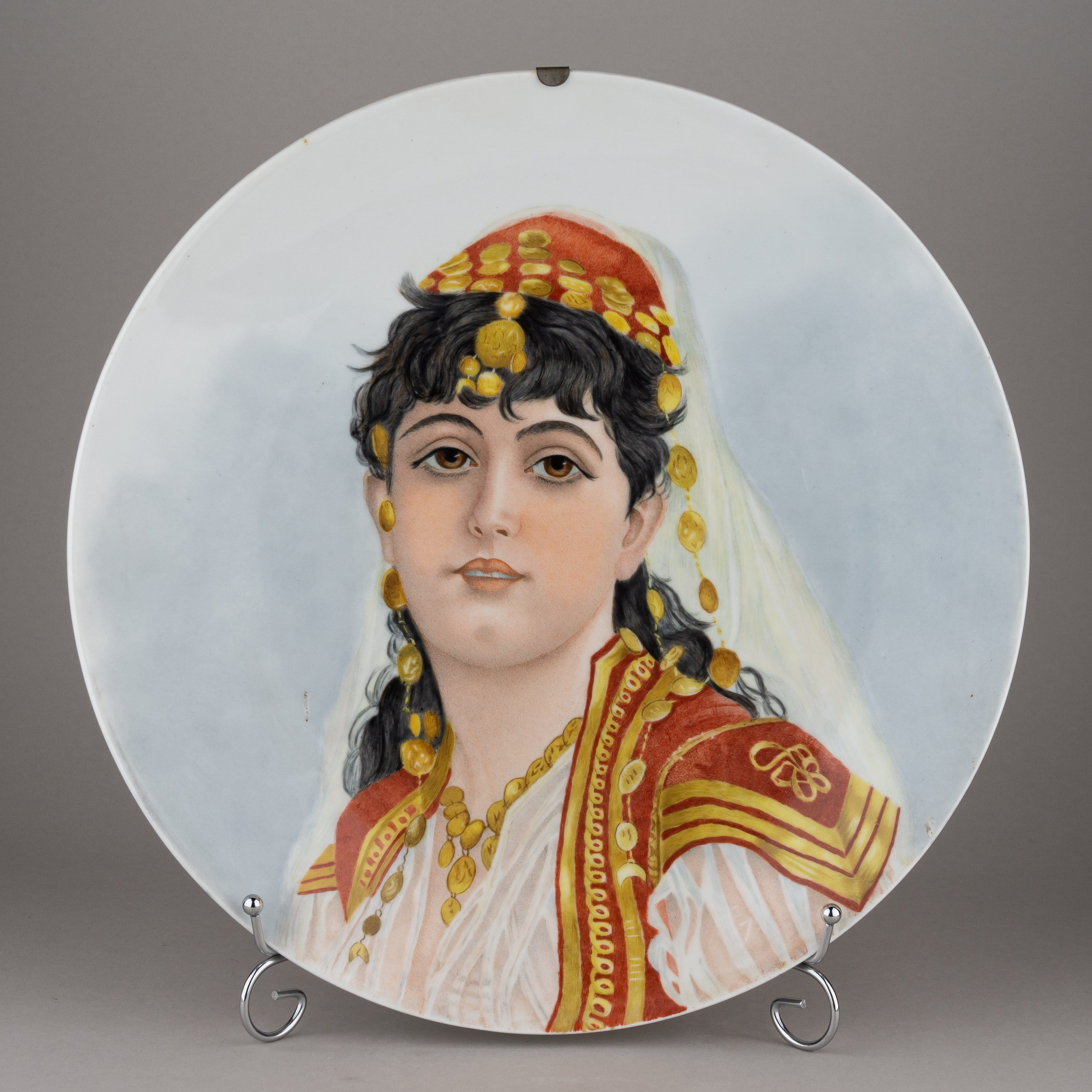 Декоративное блюдо «Красавица ассирийка».<br>Россия, начало XX века.