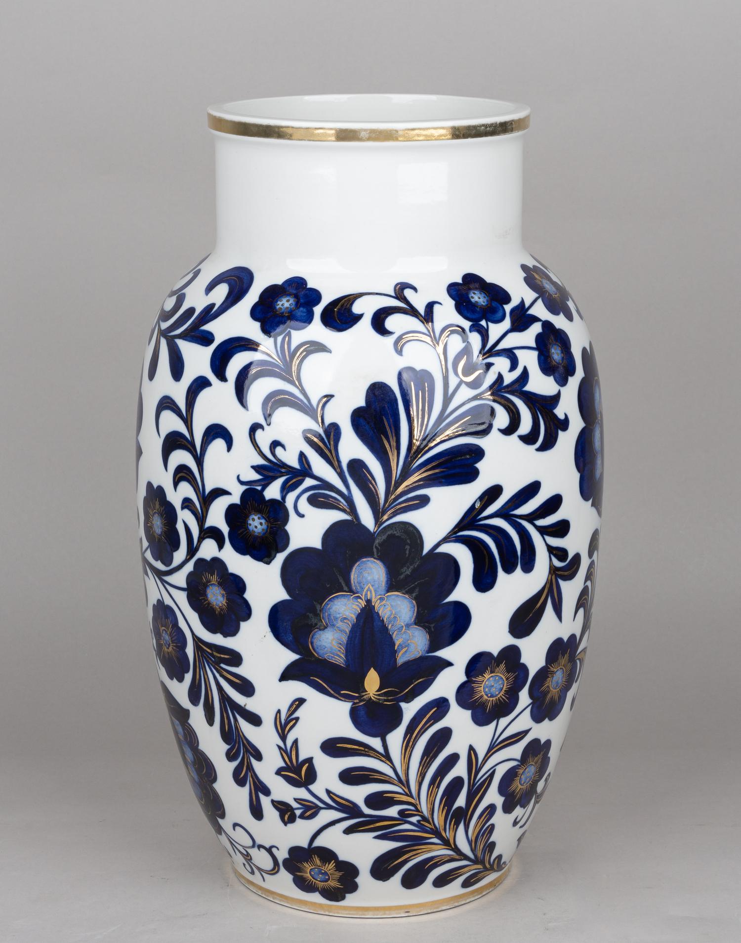 (ЛФЗ) Большая ваза «Эстонский орнамент».<br>СССР,  Ленинградский фарфоровый завод, автор С.Я. Лыхмус-Отема, роспись художника ЛФЗ Брусовой, форма – С.Е. Яковлевой, 1950–е годы.