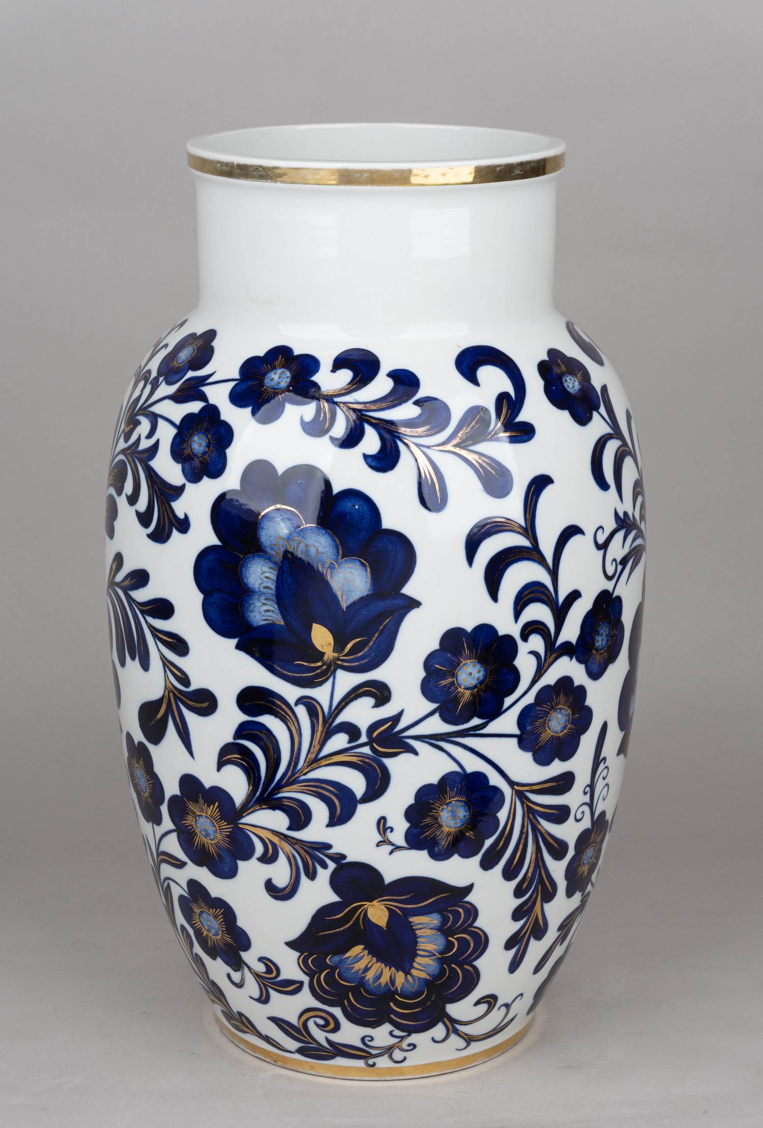 (ЛФЗ) Большая ваза «Эстонский орнамент».<br>СССР,  Ленинградский фарфоровый завод, автор С.Я. Лыхмус-Отема, роспись художника ЛФЗ Брусовой, форма – С.Е. Яковлевой, 1950–е годы.