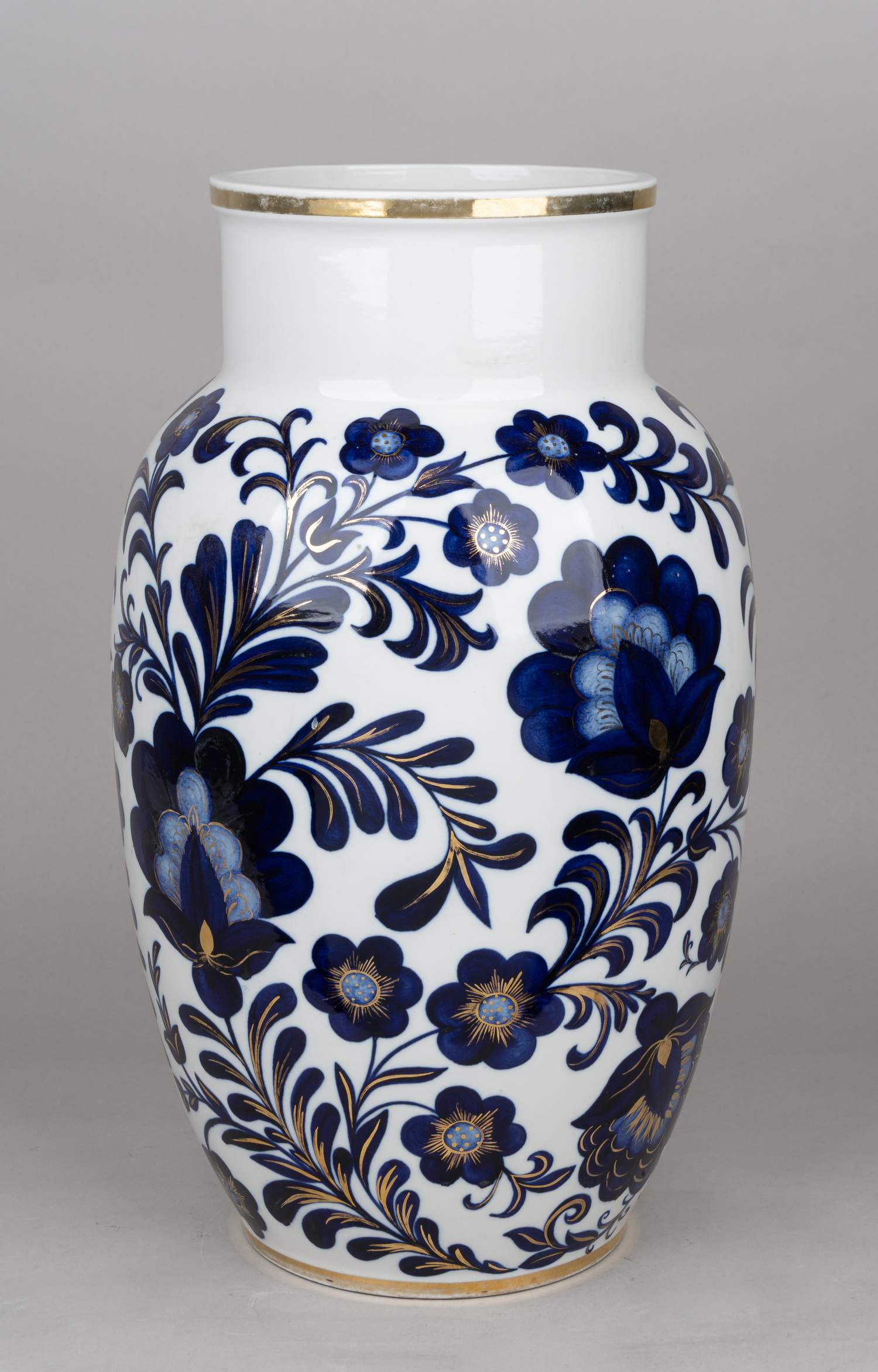 (ЛФЗ) Большая ваза «Эстонский орнамент».<br>СССР,  Ленинградский фарфоровый завод, автор С.Я. Лыхмус-Отема, роспись художника ЛФЗ Брусовой, форма – С.Е. Яковлевой, 1950–е годы.