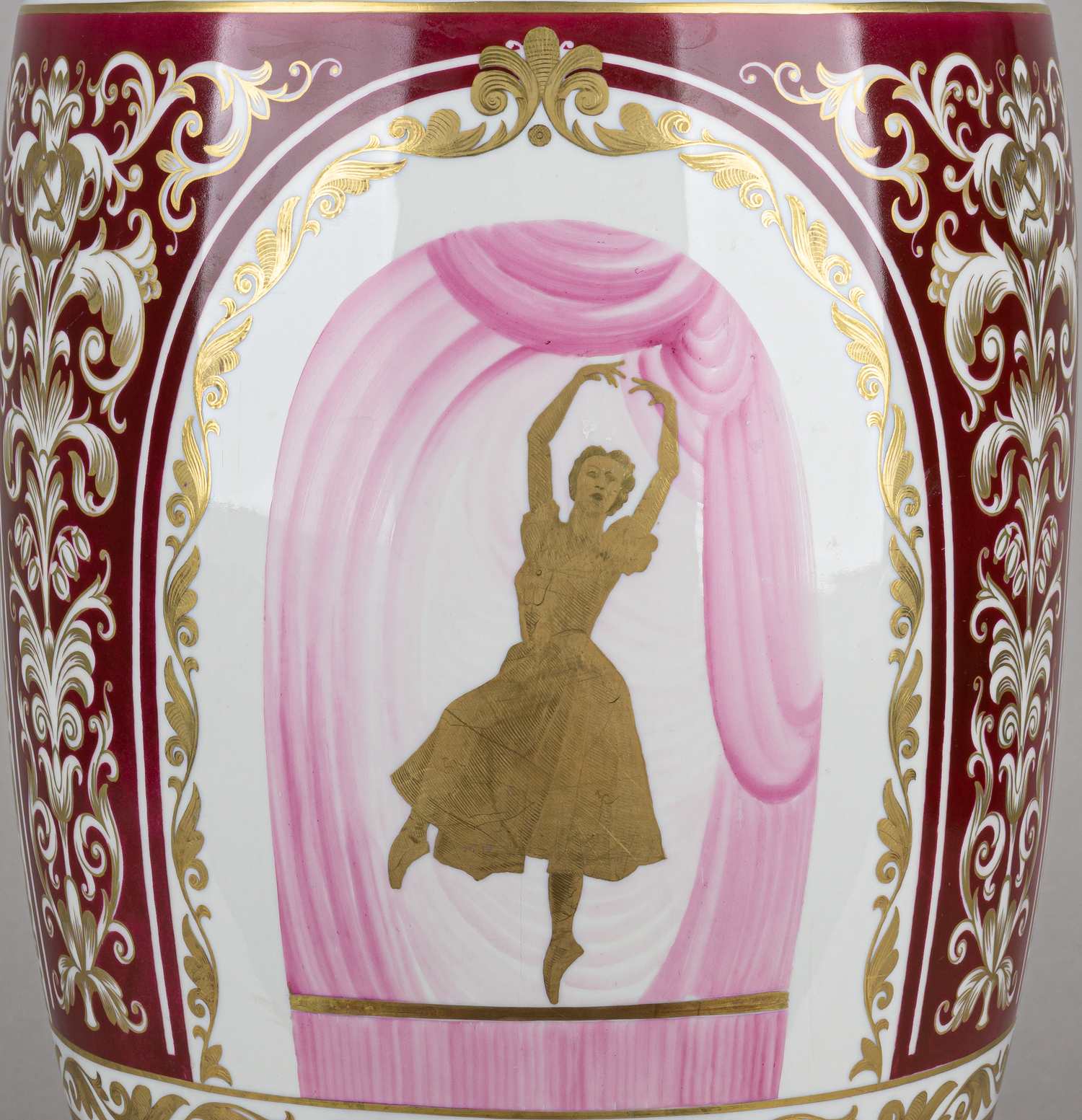 (Легенда советского балета Галина Уланова) Заказная ваза - приз Большому театру от Московского Военного Округа. В медальонах изображена Галина Уланова в балетных постановках Большого театра «Жизель», «Ромео и Джульетта», «Медный всадник». <br>СССР, Вербилки, Дмитровский фарфоровый завод, предположительно, авторская роспись А.А. Чекулиной, 1952 год.