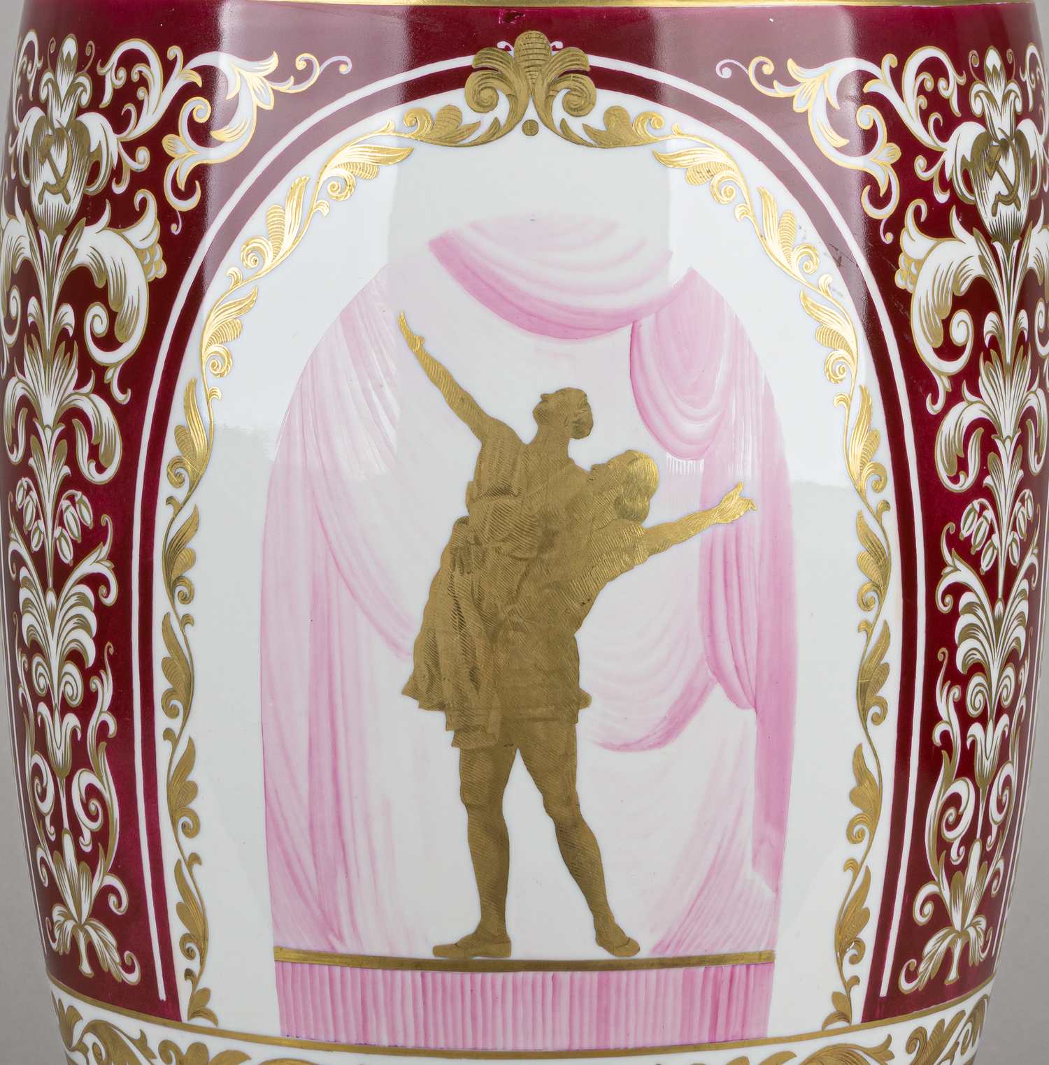 (Легенда советского балета Галина Уланова) Заказная ваза - приз Большому театру от Московского Военного Округа. В медальонах изображена Галина Уланова в балетных постановках Большого театра «Жизель», «Ромео и Джульетта», «Медный всадник». <br>СССР, Вербилки, Дмитровский фарфоровый завод, предположительно, авторская роспись А.А. Чекулиной, 1952 год.