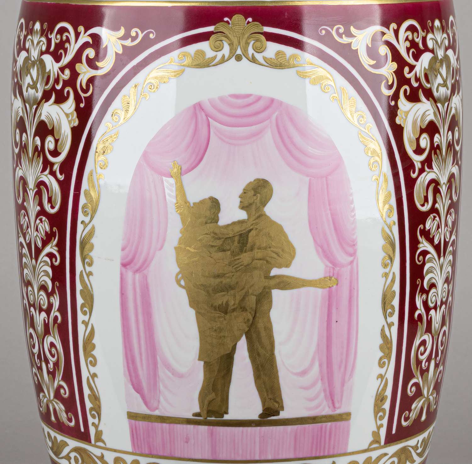 (Легенда советского балета Галина Уланова) Заказная ваза - приз Большому театру от Московского Военного Округа. В медальонах изображена Галина Уланова в балетных постановках Большого театра «Жизель», «Ромео и Джульетта», «Медный всадник». <br>СССР, Вербилки, Дмитровский фарфоровый завод, предположительно, авторская роспись А.А. Чекулиной, 1952 год.