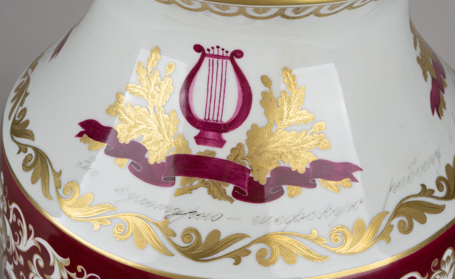 (Легенда советского балета Галина Уланова) Заказная ваза - приз Большому театру от Московского Военного Округа. В медальонах изображена Галина Уланова в балетных постановках Большого театра «Жизель», «Ромео и Джульетта», «Медный всадник». <br>СССР, Вербилки, Дмитровский фарфоровый завод, предположительно, авторская роспись А.А. Чекулиной, 1952 год.