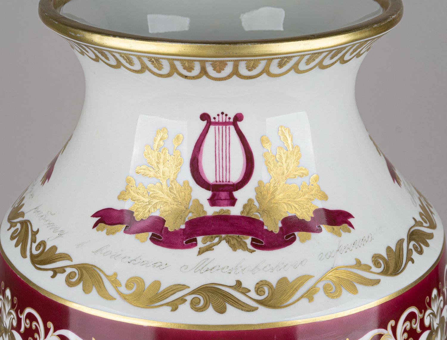 (Легенда советского балета Галина Уланова) Заказная ваза - приз Большому театру от Московского Военного Округа. В медальонах изображена Галина Уланова в балетных постановках Большого театра «Жизель», «Ромео и Джульетта», «Медный всадник». <br>СССР, Вербилки, Дмитровский фарфоровый завод, предположительно, авторская роспись А.А. Чекулиной, 1952 год.