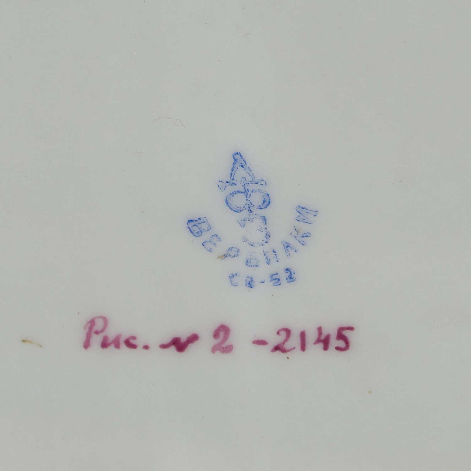 (Легенда советского балета Галина Уланова) Заказная ваза - приз Большому театру от Московского Военного Округа. В медальонах изображена Галина Уланова в балетных постановках Большого театра «Жизель», «Ромео и Джульетта», «Медный всадник». <br>СССР, Вербилки, Дмитровский фарфоровый завод, предположительно, авторская роспись А.А. Чекулиной, 1952 год.