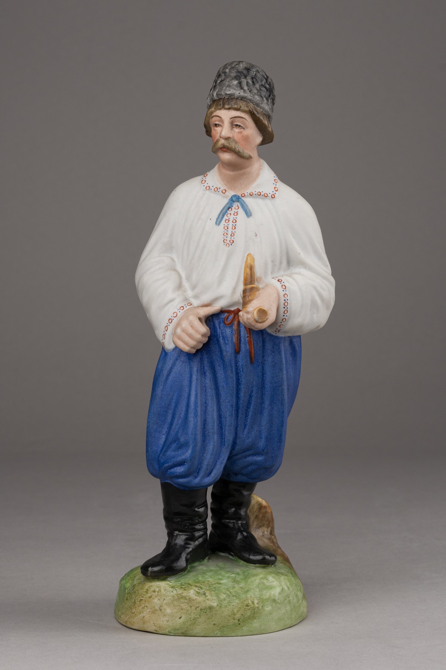 Малоросс с трубкой (Малороссиянин Харьковской губернии). Из серии «Народы России», по модели <br>фабрики Гарднера, Дмитровская фабрика в Вербилках, 1927-1930-ый год.
