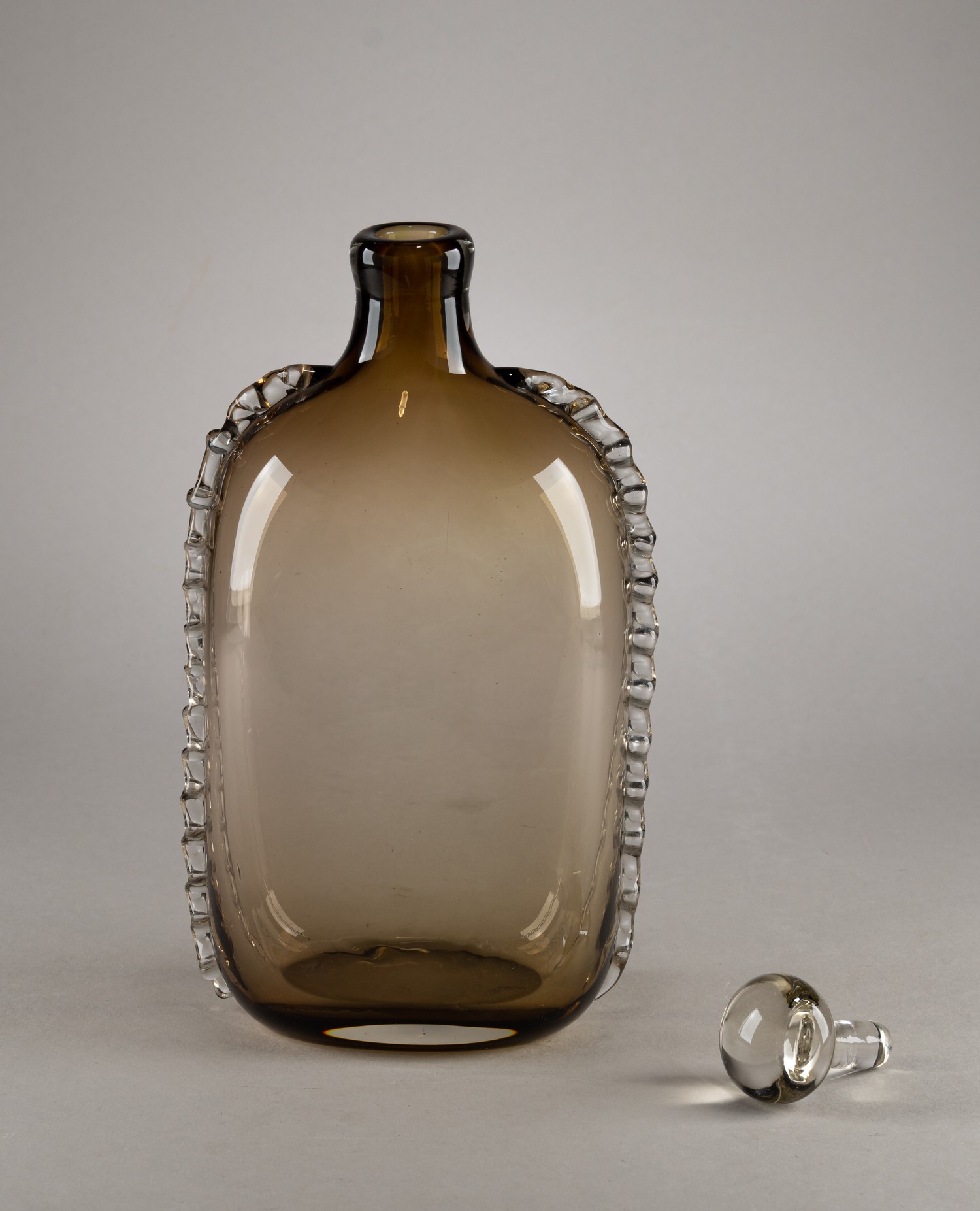 Штоф дымчатого стекла. <br>СССР, 1960-1970-е годы.