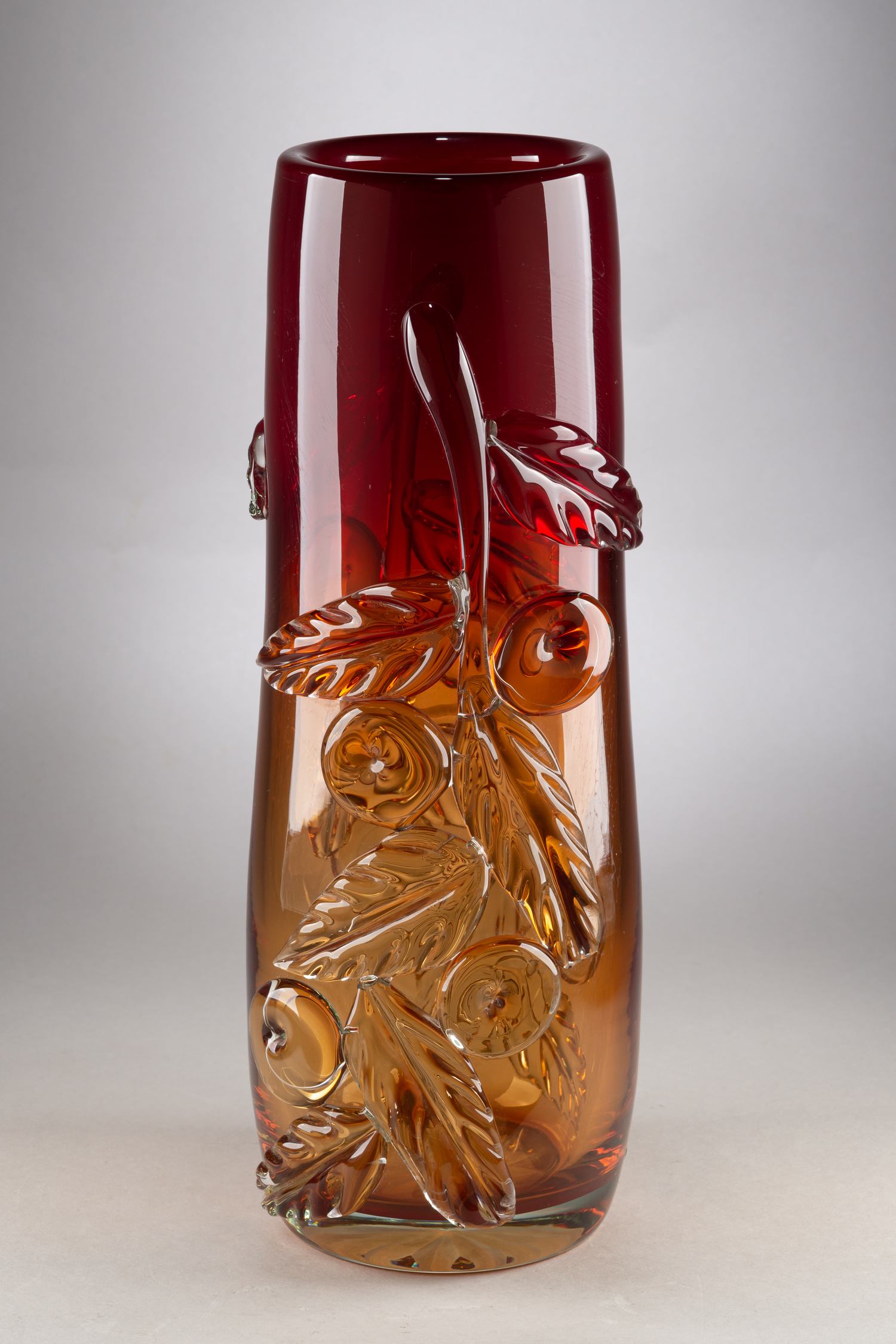 Ваза «Бабушкин сад». СССР, Первомайский стекольный завод, автор Н. П. Курьянова, вторая половина XX века.