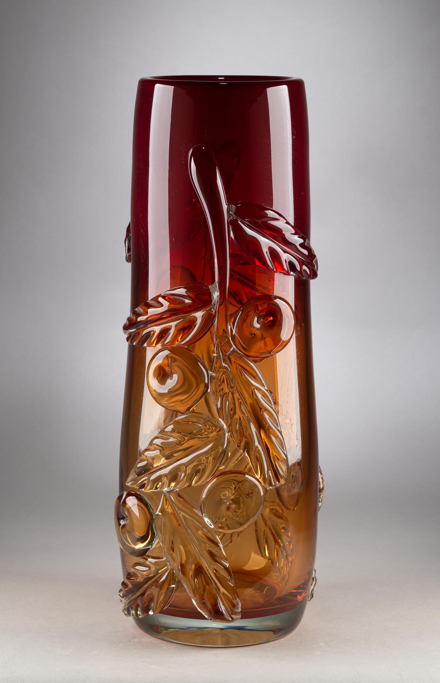 Ваза «Бабушкин сад». СССР, Первомайский стекольный завод, автор Н. П. Курьянова, вторая половина XX века.